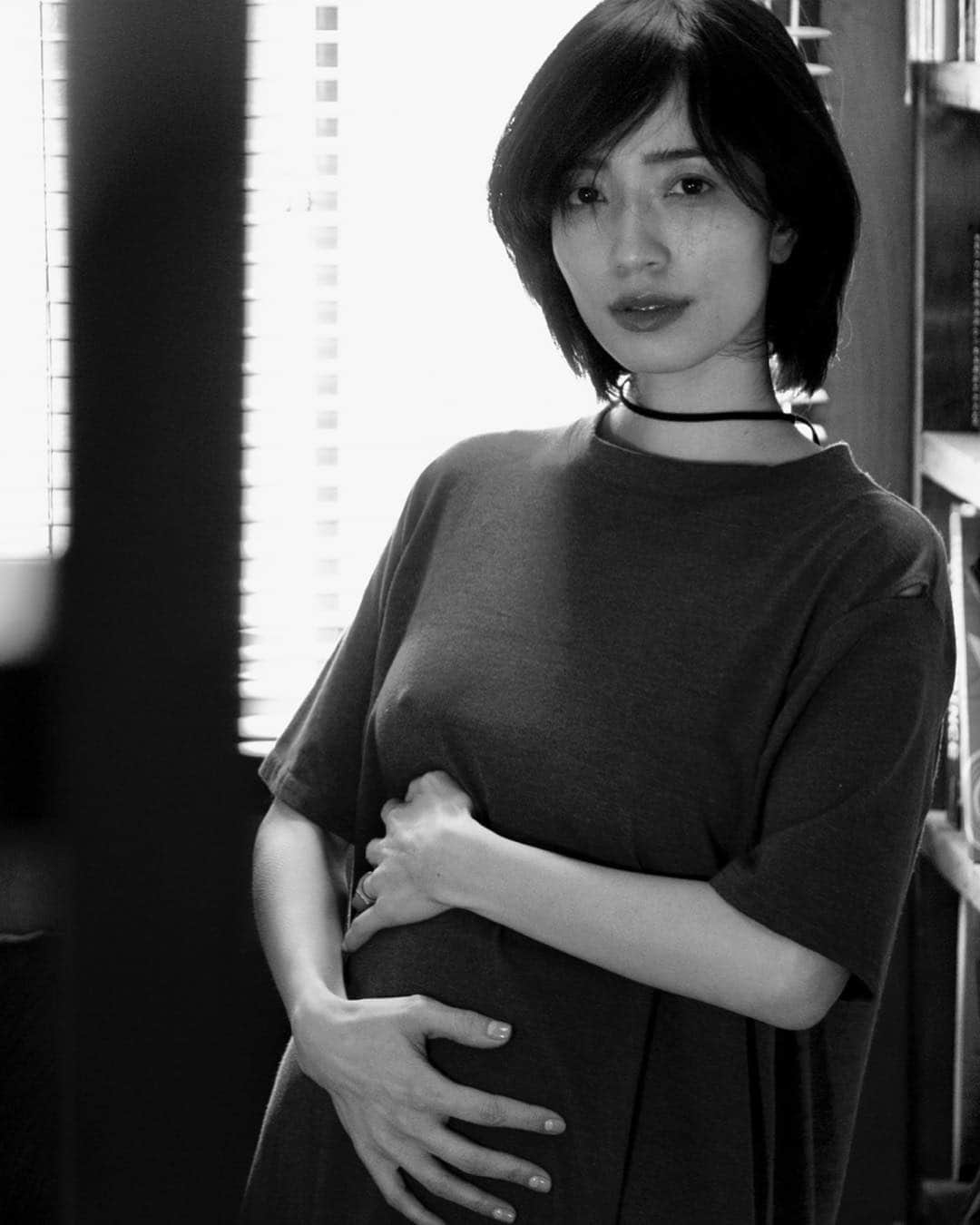 菊井亜希のインスタグラム：「皆様、GWいかがお過ごしでしょうか？ 私事ですが、ご報告です。 この度、第三子目の新たな命を授かりました。 安心して下さい、双子ではありません。笑 いよいよ妊娠も6ヶ月目に突入で、少しずつお腹も目立ち始めました🤰 3歳の双子を育てながらの妊婦生活は、なかなかのハードな毎日ですw が、娘達も、日々お姉ちゃんになる実感が湧いてきて、そんな成長を見守れるのもまた幸せな話😊 そんな中、先日 大好きな @eiko_tanaka ちゃんの洋服ブランド、 @solovofficial のlook撮影をしました💋 是非マタニティの私に、、とお腹が大きくても可愛いくて着やすい素敵なスタイリング♡ 自宅でほっこりrelaxしながらの撮影になりました🌿 どれもこれも、とっても可愛いので、 是非是非checkしてみてください😘  令和元年も、また更に賑やかな年になりそうです。残りのマタニティライフも、できるだけ穏やかに！笑 楽しみながら過ごしたいと思います♡ よろしくどうぞ！！ 📸 @hiromi_mushroom」