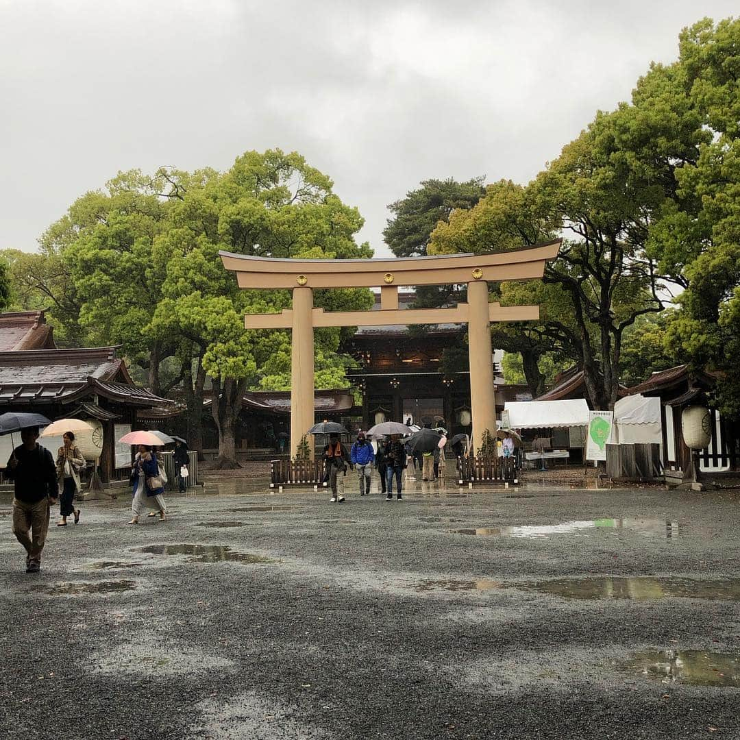 大西結花さんのインスタグラム写真 - (大西結花Instagram)「平成最後の日に明治神宮へ行ってきました。 二時間ほど並んで記念の御朱印も😊 雨の神社も素敵でした✨  そして…次の日も行きたくなって行ってみたけど、すごーい列のようでもう無理ということで諦めて。。 そしたら振る舞い酒をいただくことができてありがたい始まりに😊 珍しく雨に降られた締めくくりと始まりでしたが、それもまたしっとりしていて良かった💕 この令和時代もみなさまよろしくお願いいたします✨  #明治神宮 #平成最後 #令和 #御朱印 #神社 #大西結花 #東京 #日本 #yuka #yukaonishi #tokyo #japan #heisei #reiwa #era #sake #goshuin #meijishrine #meijijingu」5月3日 20時16分 - yukaonishi_