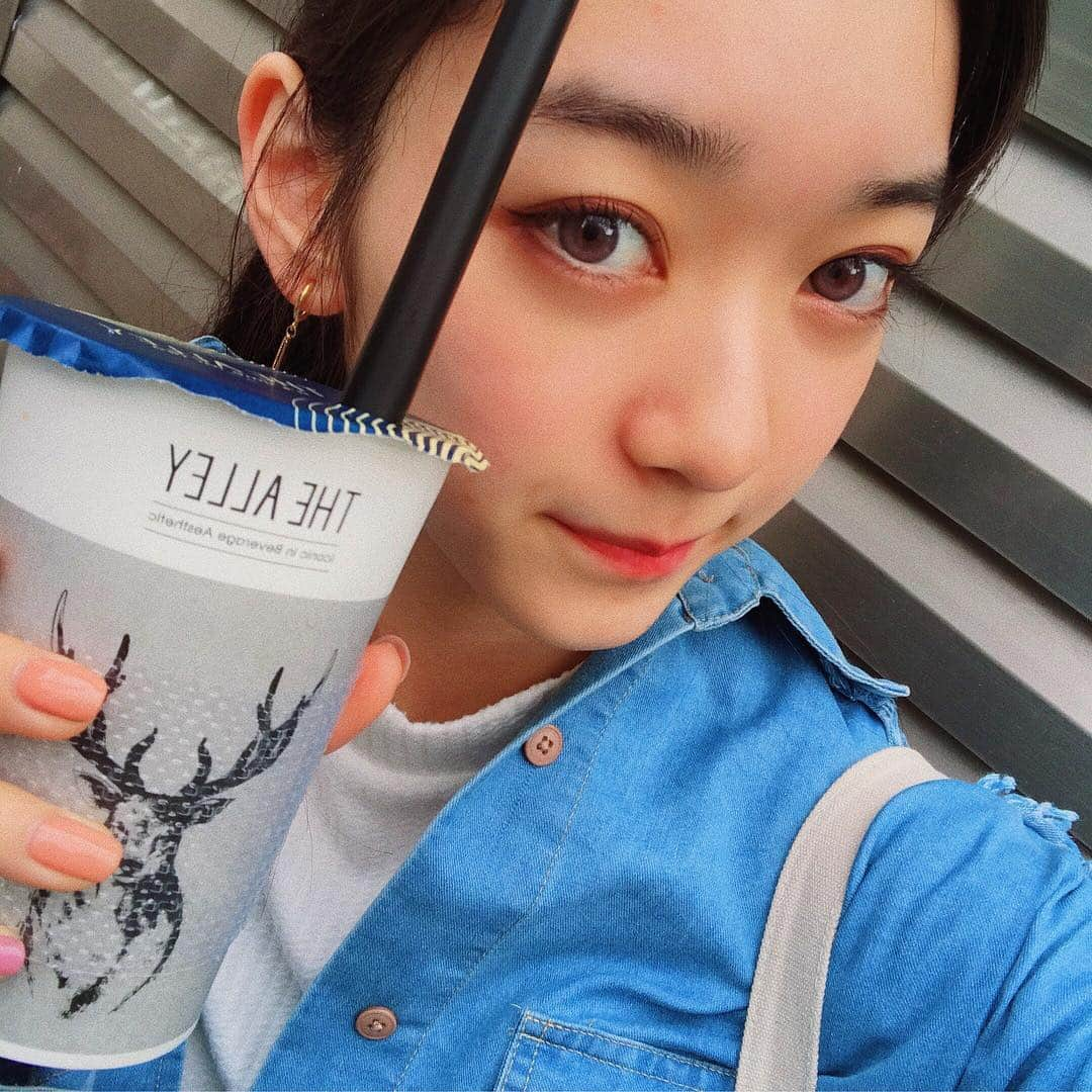 夏目璃乃さんのインスタグラム写真 - (夏目璃乃Instagram)「・ ・ ずっと飲みたかったTHE ALLEYのタピオカ✨✨今まで飲んだ中で1番すき💗 ・ ・ 寒くてホットにしたから、、、中見えなかった笑 ・ #夏目璃乃 #タピオカ #原宿 #40分待ち  #thealley #美味しい」5月3日 20時16分 - natsume_rino