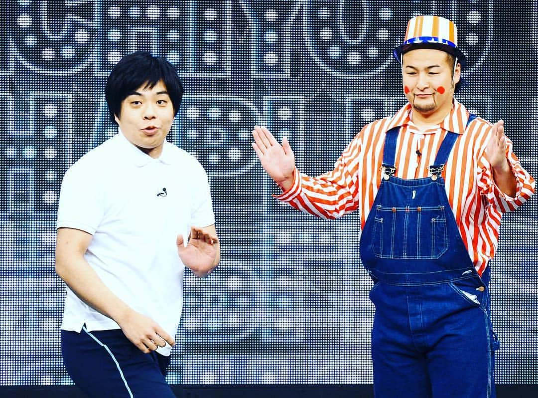 石山大輔さんのインスタグラム写真 - (石山大輔Instagram)「NHKさんのとある有名番組を パロディー😆 子供向けに作ったはずが、 まさかの展開に？？ 明日、TV東京で「にちようチャップリン」でネタやらさせて貰ってますー！  オンエア観てみないと反応も分かりませんね。TVでは初出しのネタです。  ネタ番組は自分たちが主役になれるので貴重です。 劇場は沢山の種類のネタをやっていますが、テレビでやれるチャンスは数少ないのでそこで出していかないとね。  ネタバレのギリギリの告知文ありがとうございます！  こういう体勢の時にネタ浮かびがちだなぁー、リラックスリラックス♫  #にちようチャップリン #リズムネタ対決 #まさかのアクシデント #TVって思うようにいかないものです #明日は地元愛媛へ #友近さんと #菅田小学校 #バンビーノ #芸人」5月3日 20時17分 - daisukecccc