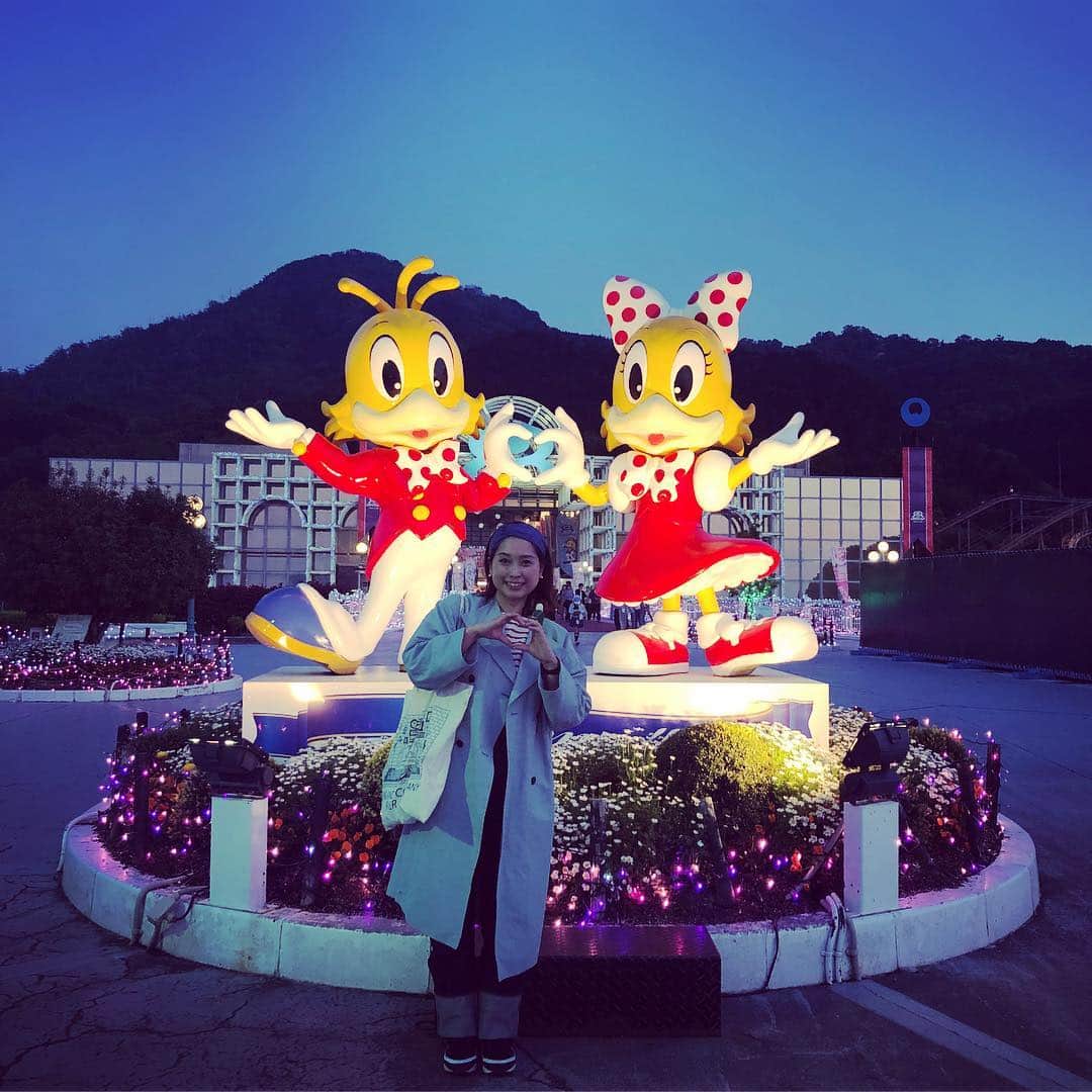 のインスタグラム：「昨夜は金比羅さんに行った後、妹夫婦と甥っ子と、ニューレオマワールドへ行きました。 ペディとポーリーが懐かしかった。 高校生の時に、POLYSICSとadvantage Lucyと、くるり と、19のLIVEをレオマワールドへ見に行った。  多分それ以来なので20年ぶりくらい。レオマも2度ほど休業していたけれど、復活してニューレオマワールドとなり、イルミネーションもとても綺麗で、令和最初の花火まで観れて、来れて良かった。 #レオマワールド #ニューレオマワールド #ペディとポーリー #ハローペディ」