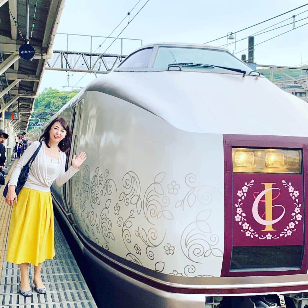 牛窪万里子さんのインスタグラム写真 - (牛窪万里子Instagram)「帰りはリゾート列車「伊豆クレイル」に乗車し、快適な旅の終わりとなりました！ #伊豆 #伊豆クレイル #初乗車 #乗り鉄 #izu」5月3日 20時30分 - mariko_ushikubo