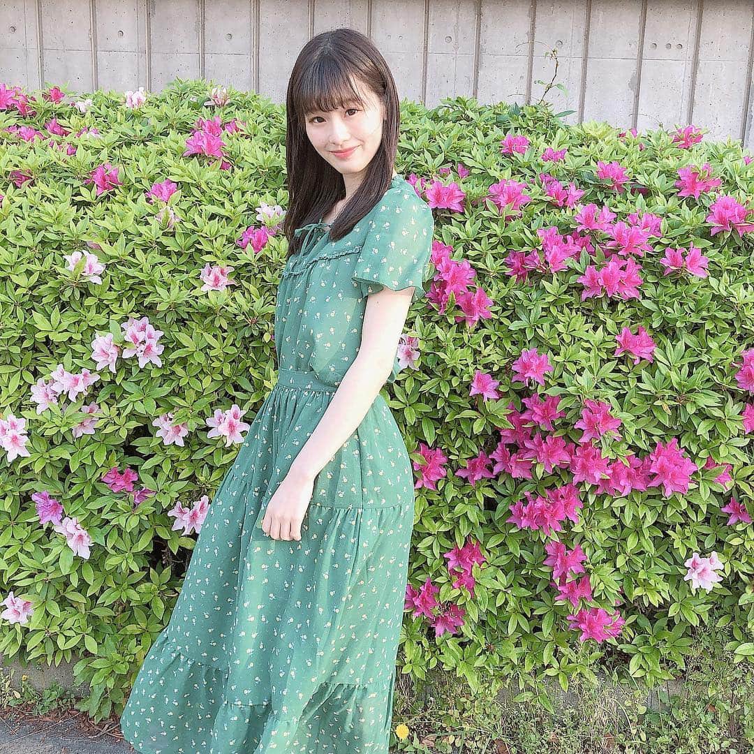 浅井七海さんのインスタグラム写真 - (浅井七海Instagram)「*.﻿ ﻿ 大阪で個別握手会﻿ ありがとうございました🌷﻿ ﻿ 今日は 緑の花柄ワンピース！💚﻿ ワンピースに見せかせて、﻿ セパレートタイプなので、﻿ 別々に着まわせる神アイテム。。﻿ ﻿ あんまり着ない色なので新鮮かと﻿ 思いますがいかがですか…？☺️💭﻿ ﻿ ･﻿ ﻿ #ehkasopo #緑 #ワンピース﻿ #インテックス大阪 #AKB48 #個別握手会」5月3日 20時30分 - naamin48_