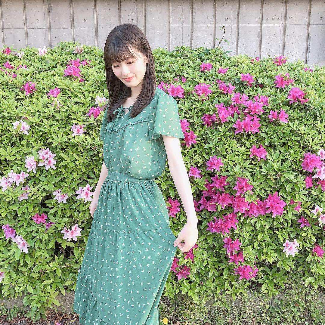 浅井七海さんのインスタグラム写真 - (浅井七海Instagram)「*.﻿ ﻿ 大阪で個別握手会﻿ ありがとうございました🌷﻿ ﻿ 今日は 緑の花柄ワンピース！💚﻿ ワンピースに見せかせて、﻿ セパレートタイプなので、﻿ 別々に着まわせる神アイテム。。﻿ ﻿ あんまり着ない色なので新鮮かと﻿ 思いますがいかがですか…？☺️💭﻿ ﻿ ･﻿ ﻿ #ehkasopo #緑 #ワンピース﻿ #インテックス大阪 #AKB48 #個別握手会」5月3日 20時30分 - naamin48_