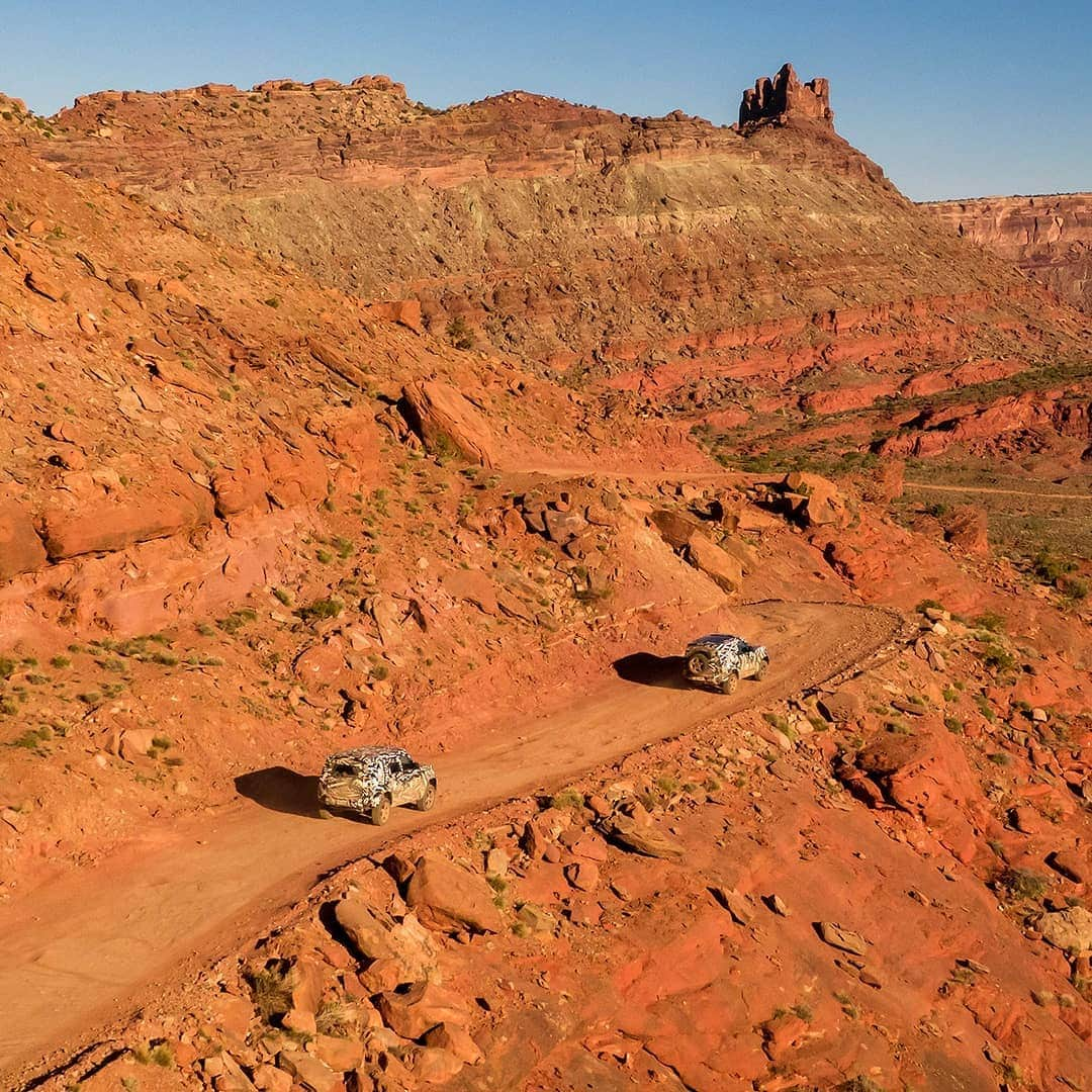 Land Roverさんのインスタグラム写真 - (Land RoverInstagram)「Our 1.2 million kilometers of new #DEFENDER testing milestone has lead us through challenging terrain around the world. See some of the highlights from Moab, USA, and tap the link in our bio to stay informed.  #LandRover #LandRoverDefender #NewDefender #Kenya #Tusk #WildLifeConservation #Moab #Desert #Mountains #RockClimb #OffRoad #4x4 #Testing #Carsofinstagram #Best4x4xFar #TeamDefender #Instacar #SUV #CarLifestyle #Adventure #Adventuring」5月3日 20時30分 - landrover