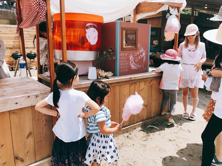 小澤名代さんのインスタグラム写真 - (小澤名代Instagram)「ZUSHI BEACH FILM FESTIVAL🐚✨ #逗子海岸映画祭  海沿いに可愛いお店が集結していて、お花もアクセサリーもレストランもとっても可愛かった♡ 海風と砂浜がそうさせてるのか、のんびり歩いてるだけで、なんだか爽やかな気持ちにさせてくれるのです🌊 ６日まで開催してるので、ブレクロとフラッとお散歩がてらに、もう一度いこうかなーなんて思ってます☺︎ ・ #zushibeachfilmfestival #zushibeach #fes #beach #beachfestival #beach #gw #refreshtime #lovebeach #seaside #sea #music #zushi #yoga #beachyoga #逗子映画祭 #逗子海岸映画祭 #逗子ビーチ#ビーチフェスティバル #ビーチフェス #海沿い #ビーチヨガ #楽しい思い出 #ゴールデンウイーク満喫」5月3日 20時22分 - ozawanayo