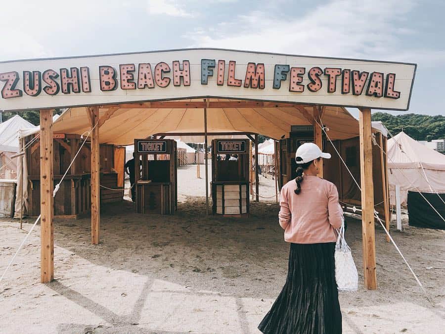 小澤名代さんのインスタグラム写真 - (小澤名代Instagram)「ZUSHI BEACH FILM FESTIVAL🐚✨ #逗子海岸映画祭  海沿いに可愛いお店が集結していて、お花もアクセサリーもレストランもとっても可愛かった♡ 海風と砂浜がそうさせてるのか、のんびり歩いてるだけで、なんだか爽やかな気持ちにさせてくれるのです🌊 ６日まで開催してるので、ブレクロとフラッとお散歩がてらに、もう一度いこうかなーなんて思ってます☺︎ ・ #zushibeachfilmfestival #zushibeach #fes #beach #beachfestival #beach #gw #refreshtime #lovebeach #seaside #sea #music #zushi #yoga #beachyoga #逗子映画祭 #逗子海岸映画祭 #逗子ビーチ#ビーチフェスティバル #ビーチフェス #海沿い #ビーチヨガ #楽しい思い出 #ゴールデンウイーク満喫」5月3日 20時22分 - ozawanayo
