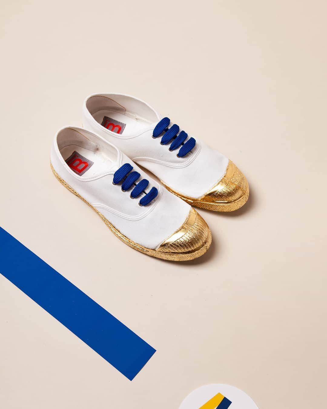 ベンシモンのインスタグラム：「- Klein - Bensimon by Stephane Riolet, architecte pour Bensimon "Pour les 40 ans de la tennis Bensimon, j'ai fais une dorure sur le caoutchouc, l'or est l'illumination de la matière. Le bleu est la révélation de l'immatériel et les tennis sont œuvre d'Art!" 🇬🇧 "For the 40th anniversary of the Bensimon tennis shoe, I made a gilding on rubber, gold is the illumination of matter. Blue is the revelation of the immaterial and tennis shoe became a work of art!" #bensimon40 #bensimonanniversary」