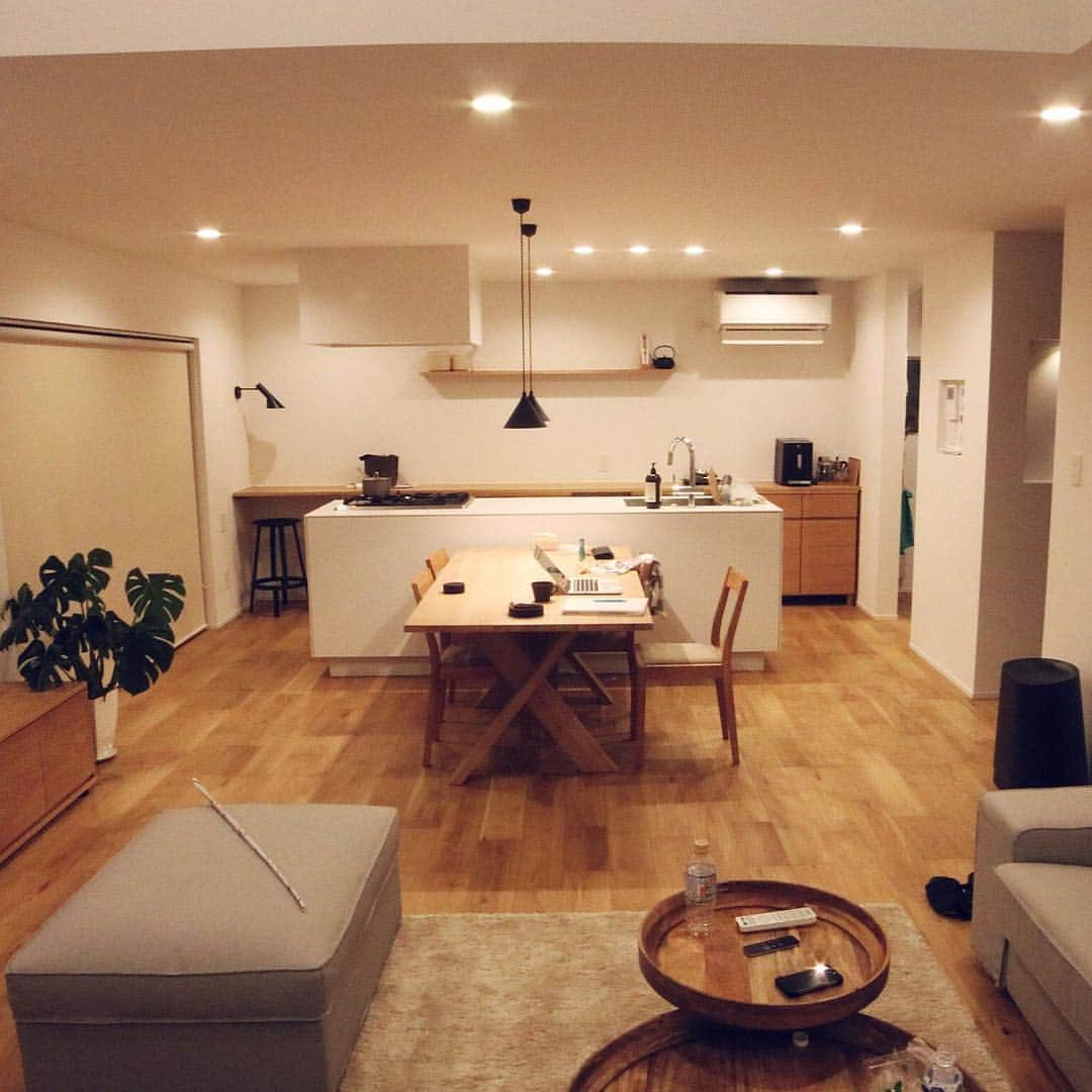 RoomClipJPさんのインスタグラム写真 - (RoomClipJPInstagram)「『ペンダントライトのある部屋』アイランドキッチンに合わせたいペンダントライト。卓上を照らすように低い位置に配置するのがポイントです。2万枚以上のペンダントライトの部屋実例を参考にしてみてください⁣⠀ .⁣ Photo:monaural-life(RoomNo.4667791)▶︎この部屋のインテリアはRoomClipのアプリからご覧いただけます。アプリはプロフィール欄から⁣⠀ .⁣ 投稿イベント開催中です【まもなく終了する投稿イベント】『置き型宅配ボックス〜5/5』『新生活始めました！〜5/5』⁣ .⁣ #RoomClip#interior#interiordesignideas#homedecor#interiors#decorations#instahome#homestyle#homedecoration#homeinterior#homeinspiration#arquitetura#japan#インテリア#新築#部屋#間取り#リビング#キッチン#ダイニング#ダイニングテーブル#ソファ#椅子#ラグ#ローテーブル#フローリング#戸建#FUTAGAMI#ペンダントライト」5月3日 20時31分 - roomclipjp