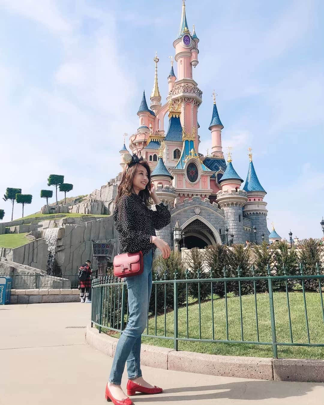 冨張愛さんのインスタグラム写真 - (冨張愛Instagram)「高校生ぶりの... disney land paris♡ お目当ては 日本と全然違う 激しめの スペースマウンテンと ロックンローラーコースターと レミー🐭 昔からディズニー大好きなので 最高な1日でした☺︎ ファストパスが買えるようになってて驚いた😳🙌 * #disneylandparis #disneyland #instagood #instatrip #instatravel #travel #trip #paris #france #coordinate #ootd #outfit #fashion #instafashion #travelgram #코디네이트 #패션 #카메라 #パリ #フランス #旅 #旅行 #コーディネート #コーデ #ファッション #今日のコーデ #パリコーデ #ディズニー #ディズニーランドパリ」5月3日 20時33分 - megumitomihari