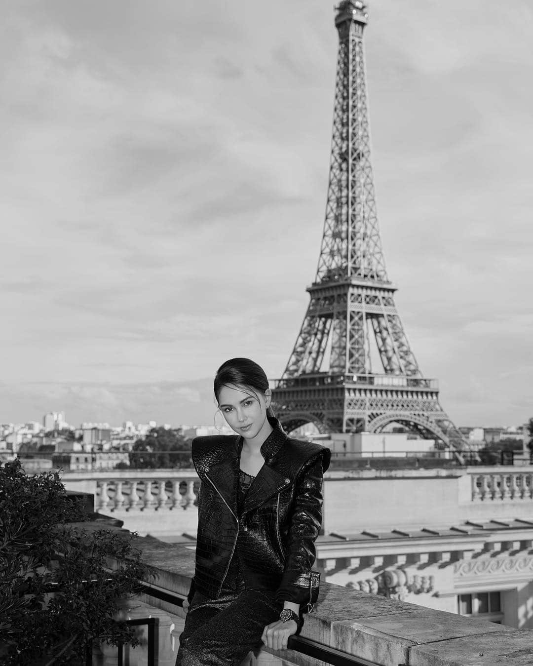 ハンナ・クインリヴァンさんのインスタグラム写真 - (ハンナ・クインリヴァンInstagram)「In the city of ❤️with the person I ❤️ the most🗼 #Paris #j12 #romanticcity #eiffeltower」5月3日 20時36分 - hannah_quinlivan