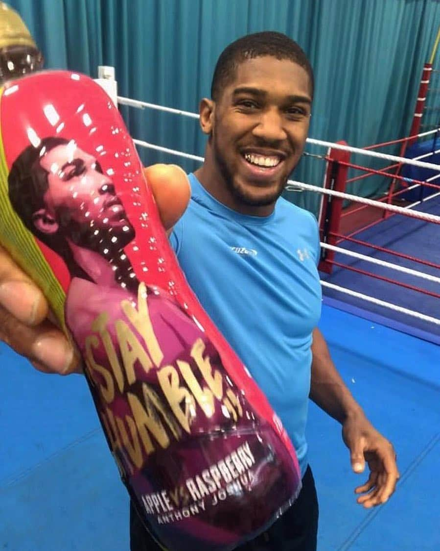 アンソニー・ジョシュアさんのインスタグラム写真 - (アンソニー・ジョシュアInstagram)「Recognise the face??!! New @lucozadesport packs a punch, out now 🍎🥊 #FruitPunch」5月3日 20時41分 - anthonyjoshua