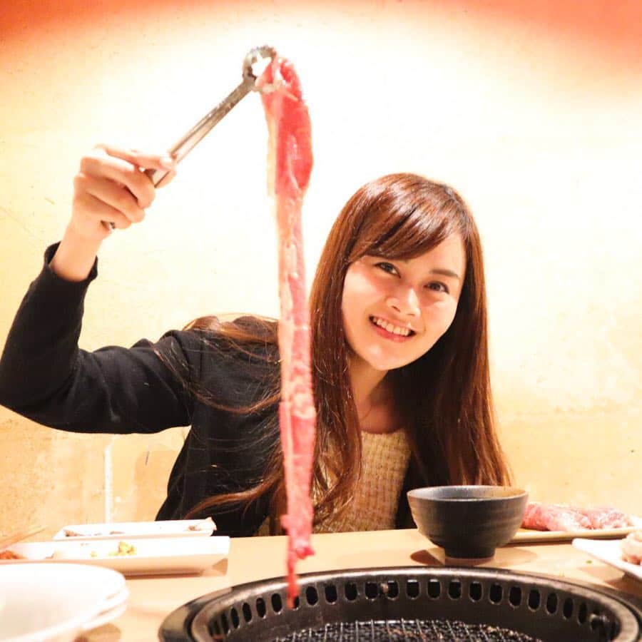 野本愛さんのインスタグラム写真 - (野本愛Instagram)「令和元年初日は焼肉勉強さん（@yakiniku_benkei）でA5ランク黒毛和牛サーロインや厚切り牛タンなどの焼肉食べましたー😊❣️❣️ . 霜降りお肉って今まで重くて1.2枚しか食べられなかったけど、 ここのお肉は油が軽いから霜降りなのにパクパク美味しく食べられちゃうの😍😍😍❣️❣️❣️ . 感動〜💓💓 . すき焼きもお肉が大きくて卵とからめて食べるの至福でした😋💕 . 厚切り牛タンもすごく美味しかったけど、 色々な部位の牛タンが食べられて楽しかった😊❤️❤️ . 牛カルビも美味しいし、鳥ハラミがさっぱりしていて歯ごたえもあって箸休めに最高でした😋✨✨ . 他にもデザートの自家製杏仁豆腐がクリーミーで上品な味で気に入ったし、 マッコリが私の好きな炭酸なしだったので いっぱい飲んじゃいましたー😃✨✨ . お肉が新鮮で味付けもこだわっているので、美味しいお肉食べたい人にオススメのお店です💕 . 令和は美味しいものいっぱい食べたいなー❤️ . #三郷焼肉 #焼肉勉強 #記念日デート #三郷グルメ #吉川焼肉 #埼玉焼肉 #三郷デート #新三郷ららぽーと #pr #コラボベース」5月3日 20時44分 - himemode