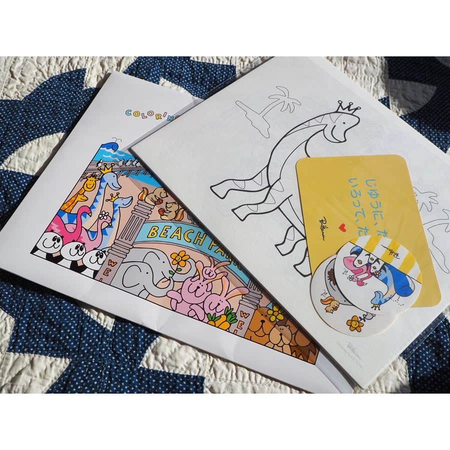根岸由香里さんのインスタグラム写真 - (根岸由香里Instagram)「. KOJI TOYODAさんにお願いして作って頂いた、 Ron Hermanの絵本と塗り絵。 先週からRHとRHCの全店にて発売がスタートしました☺︎ . RH KID’Sのリニューアルを動き出した時から、お世話になっているアーティストさんにお願いをして子供たちが自然にアートに触れる機会をつくりたいと考えていました。 . 豊田弘治さんは、約7年前から定期的にアートエキシビションを行わせて頂いたりとRHと親交の深いアーティストさんです。アートだけでなく「もじのないえほん」というアート絵本を出版されており、ご自身にも小さなお孫さんがいらっしゃいます。 . 今回の絵本は色彩豊かな可愛い動物たちの絵がメイン。(実は店舗でお子様にさしあげる飴に描かれている動物たちです☺︎)文字はあかさたなで作られておりとてもシンプル。是非お子様と一緒に自由に想像して会話して自分たちだけの物語を作って頂けたら嬉しいです。 . そして塗り絵は塗り終わったらそのまま世界にひとつのアートとして飾れる様に1枚ずつになっています。 そのままでも額に入れても素敵です。 . 子供達に素敵な刺激を。 そして自由な発想力を育む機会のひとつとなったら嬉しいです！ . 対象年齢は絵本で0歳〜3歳 「ロンハーマンの絵本」¥1,600(税抜) 塗り絵は子供から大人まで 「ロンハーマンのぬり絵」¥1,200(税抜)」5月3日 20時44分 - yukarinegishi