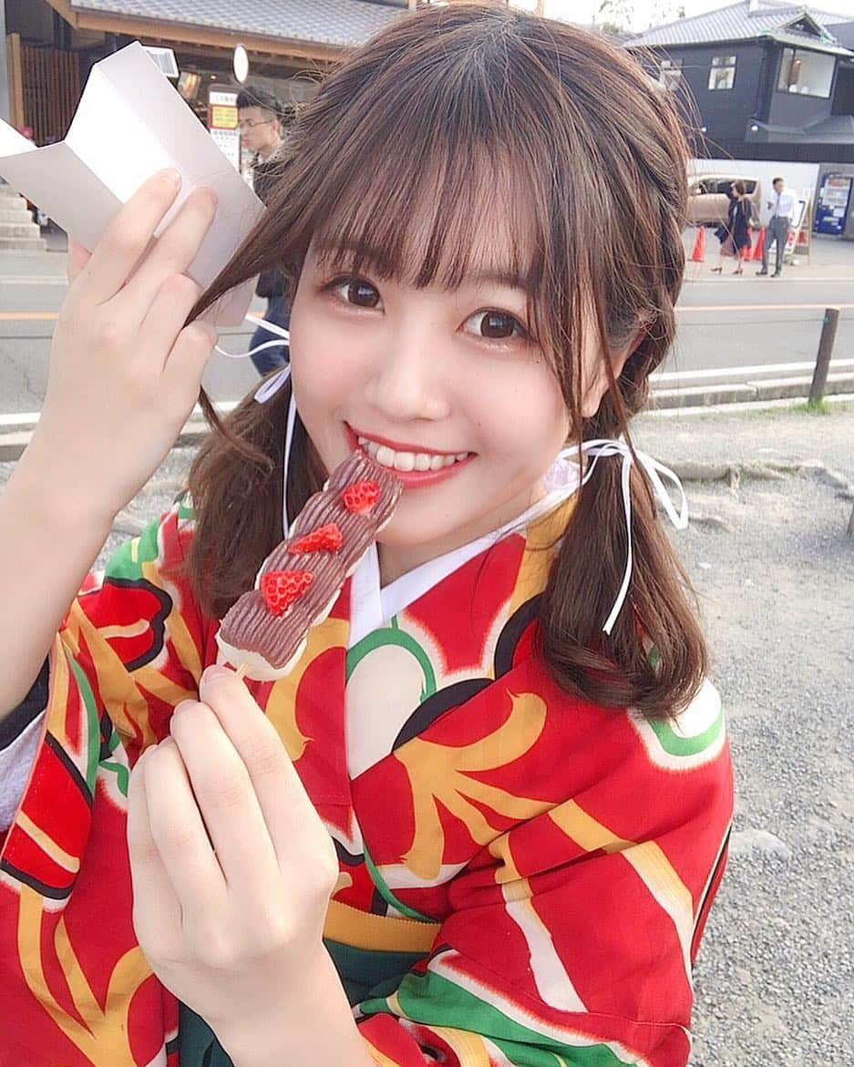 嶋田のあのインスタグラム：「念願の華美だんご美味しすぎて2本目食べようとしたけどほかのお団子達に釣られて諦めた ！ . . . .  #京都 #京都スイーツ #華美だんご #嵐山 #はかま #令和 #は #なるべく #毎日投稿 #頑張る」