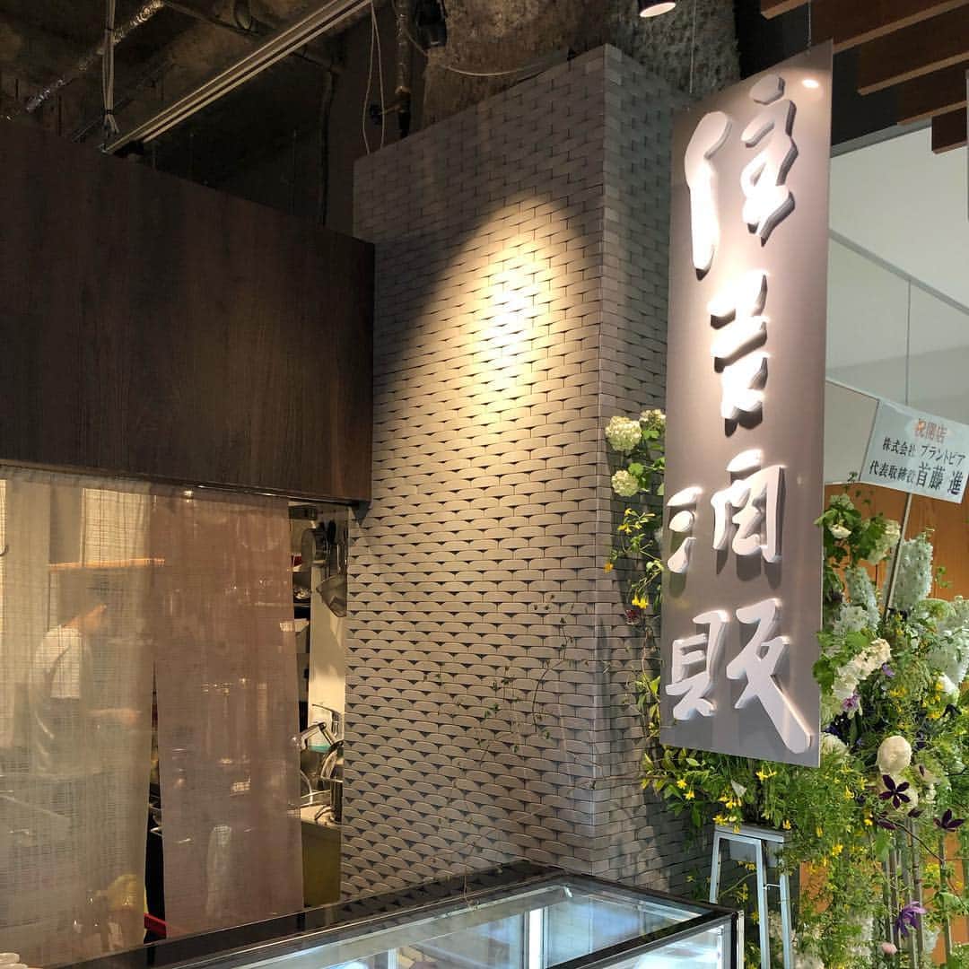 栗田善太郎のインスタグラム：「六本松蔦屋書店で角打ちしてきましたよ。」