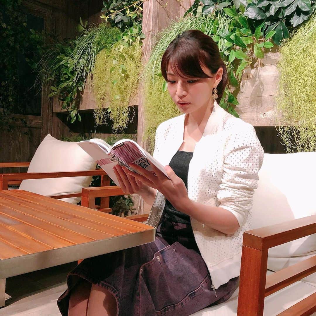 熱田久美さんのインスタグラム写真 - (熱田久美Instagram)「#ゴールデンウィーク 7日目📕✨ 今日は🐶お散歩したあと カフェで友達とお勉強🌼*･ おうちでお勉強が捗らないチーム…基本的にカフェでしっかり集中してやりたい派☺︎🔥頑張ります💪✨ ・ #gw #holiday #business #study #勉強 #お勉強 #資格 #検定 #頑張る #頑張ります #カフェ #インスタ映え #テラス #ぽかぽか #暖かい  #金曜日 #夏 #お散歩 #コーディネート #コーデ #継続は力なり #コツコツ #努力 #本  #공부 #공부중 #한국 #한국어 #초심자」5月3日 20時46分 - kuumi1125