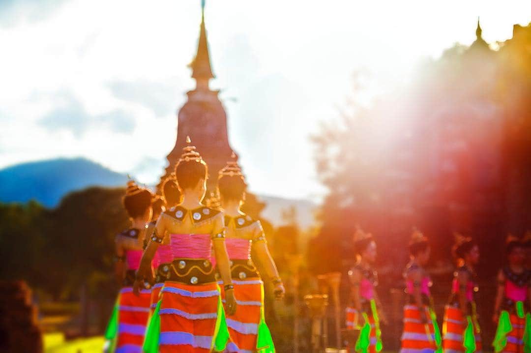 タイ国政府観光庁さんのインスタグラム写真 - (タイ国政府観光庁Instagram)「今週も1週間お疲れ様でした✨﻿ ﻿ 写真は世界遺産「スコータイ歴史公園」からの１枚。伝統的な民族衣装に身を包んだ踊り子たちが遺跡の前で披露する舞踊からは、歴史のロマンを感じます☺️ ﻿ ﻿ GWも残り3日。素敵な休日をお過ごし下さい🙏﻿ ﻿ #お疲れ様でした #タイ #スコータイ #スコータイ歴史公園 #世界遺産 #遺跡 #歴女 #踊り子 #ゆうやけこやけ部 #こんなタイ知らなかった #もっと知りタイ #タイを知りつくす #タイ旅行  #旅好きな人と繋がりたい #旅行好きな人と繋がりたい #thailand #sukhothai #sukhothaihistoricalpark #worldheritage #amazingthailand #thailandtravel #thailandtrip #thai #thaistagram #lovethailand #thainess」5月3日 20時53分 - amazingthailandjp