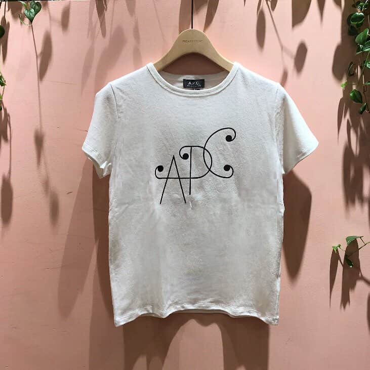 FREAK'S STORE渋谷さんのインスタグラム写真 - (FREAK'S STORE渋谷Instagram)「【A.P.C】﻿﻿﻿ ﻿﻿ ﻿ A.P.Cよりロゴが可愛い新作のTシャツをご紹介。﻿ ﻿ コットン × リネン混紡なので風合いと着心地の良さを兼ね備えています。﻿ ﻿ 是非、店頭にてお試しくださいませ。﻿﻿﻿ ﻿ ﻿ ［ item ］﻿﻿﻿﻿ ﻿﻿﻿﻿ no.323-427-0010-0﻿﻿﻿﻿ color:ice white.pink.blue﻿ ¥11,000+tax /  @apc_paris﻿ ﻿ #apc #apcparis ﻿ #freaksstore #freaksstore19ss ﻿﻿﻿﻿ #freaksstore_shibuya_ladys ﻿﻿ ﻿﻿ ﻿」5月3日 20時53分 - freaksstore_shibuya