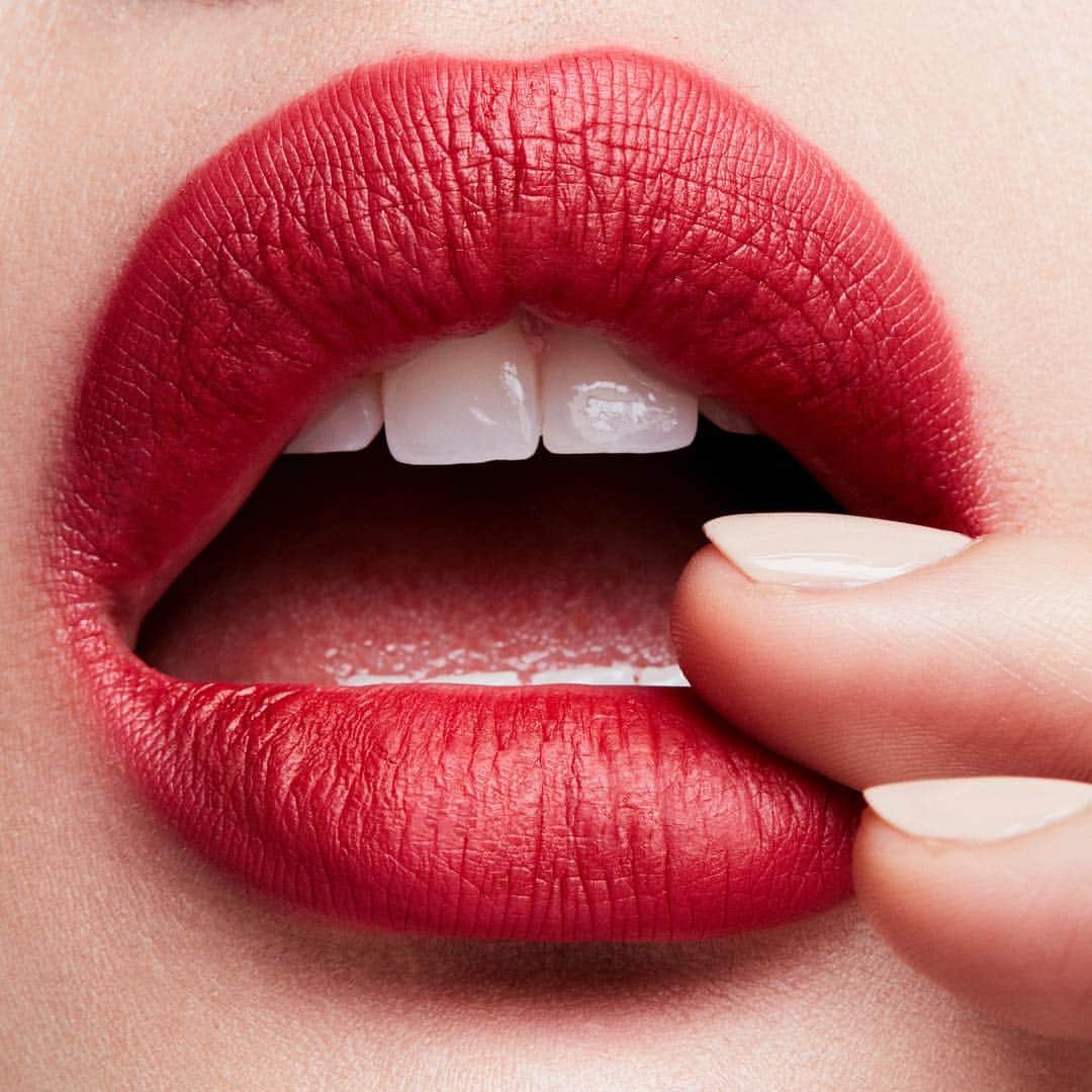 M∙A∙C Cosmetics Japanのインスタグラム：「⠀ 25周年を迎えるビバ グラム。 最初の発売色は、 ブラウンレッドの「VIVA GLAM I」👏 #VIVAGLAM #ビバグラム ⠀ *公式オンラインショップ発売 5/7 ⠀ ⠀ ⠀ ⠀ ⠀ #MACCosmeticsJapan #MACコスメ #MACCosmetics #MAC #コスメ #メイク #MACリップ #VIVAGLAM #ビバグラム #マットリップ #LIP #赤リップ #REDLIP #LIPSTICK #MACLIP #限定」