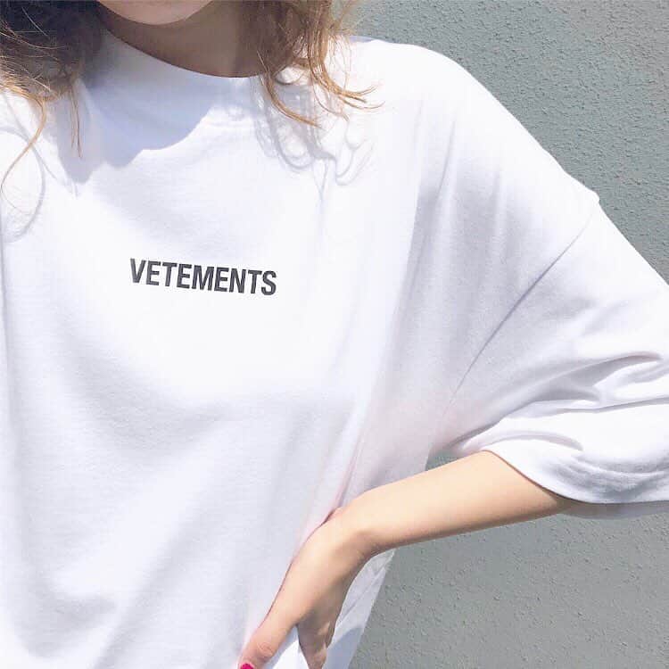 Maiさんのインスタグラム写真 - (MaiInstagram)「・ 今回のVETEMENTSのTシャツもシンプルで可愛い◎ ・ サイズ感など昨日のブログ記事に詳しく書いてます🌿 #vetements #tシャツ」5月3日 12時00分 - maimaimai1016