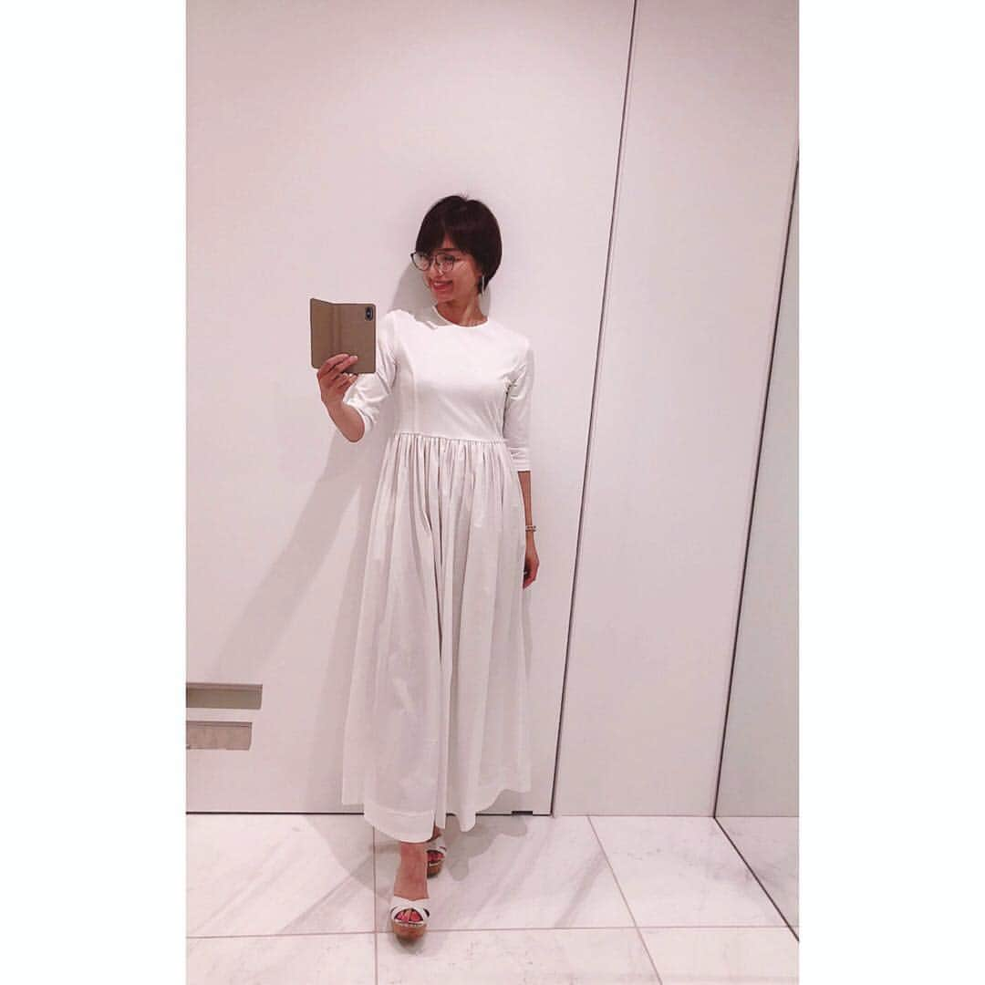 望月理恵さんのインスタグラム写真 - (望月理恵Instagram)「サンダルの季節ですね。 全身真っ白で出かけています！ 今日の東京最高気温 26度！？夏日！  #私服#ワンピース #YOKOCHAN #このワンピースが着心地いいんです。 #絶対汚さないぞ！ #メガネ #oliverpeoples #メガネ女子#メガネ婦人」5月3日 12時00分 - mochiee28