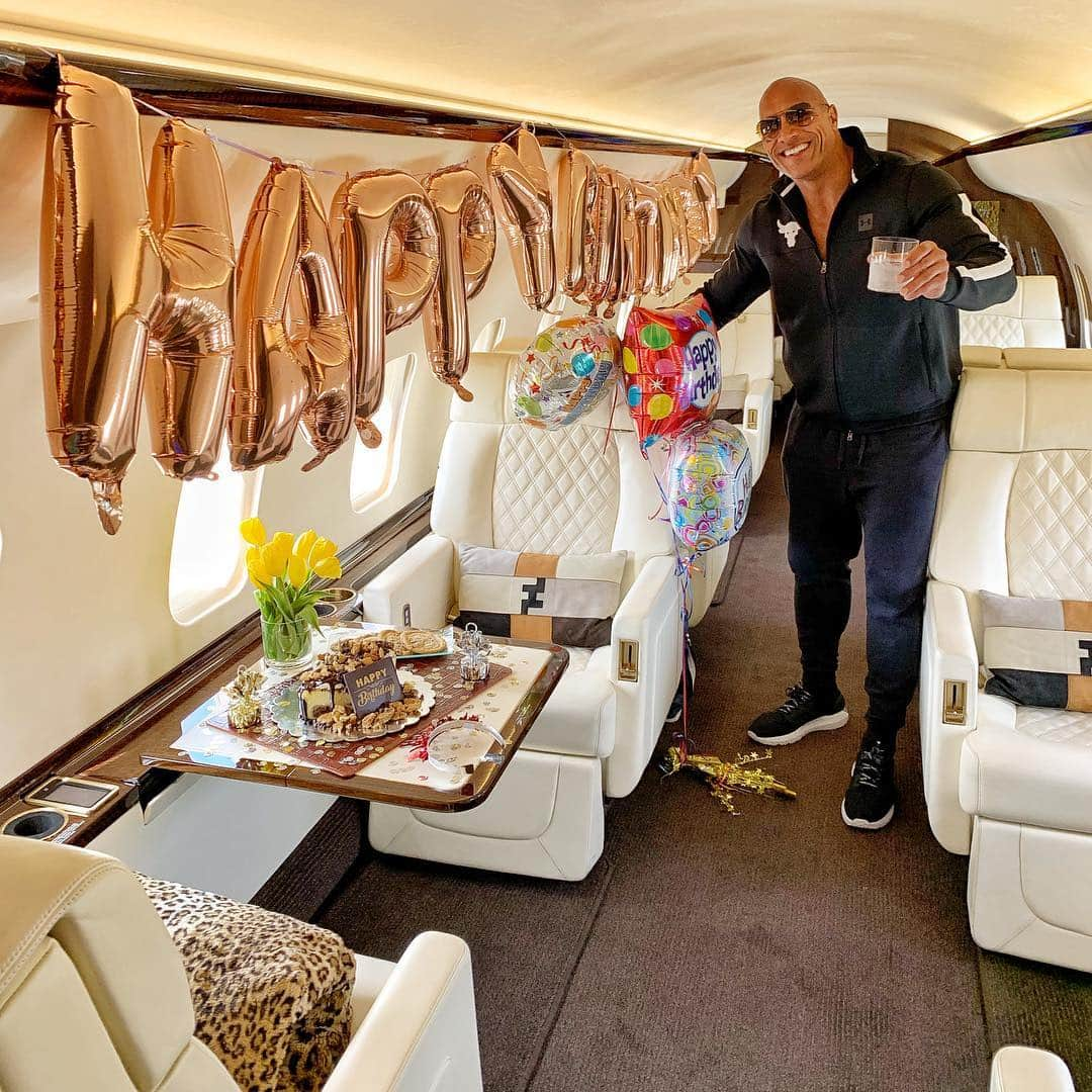 ドウェイン・ジョンソンさんのインスタグラム写真 - (ドウェイン・ジョンソンInstagram)「Thank you to my flight crew for making this birthday boy feel special with this surprise!  Go on and ZOOM IN on my birthday cake.. hunks of chocolate chip cookies on top of an insane chocolate chip cookie cheesecake.  And to top it all off, it’s 5 o’clock somewhere, so I got no problem having a drink of my tequila at 10am and toasting y’all around the world.  Wheels up and off to work I go.  Thanks guys for all the birthday love 🖤🥃」5月3日 12時01分 - therock