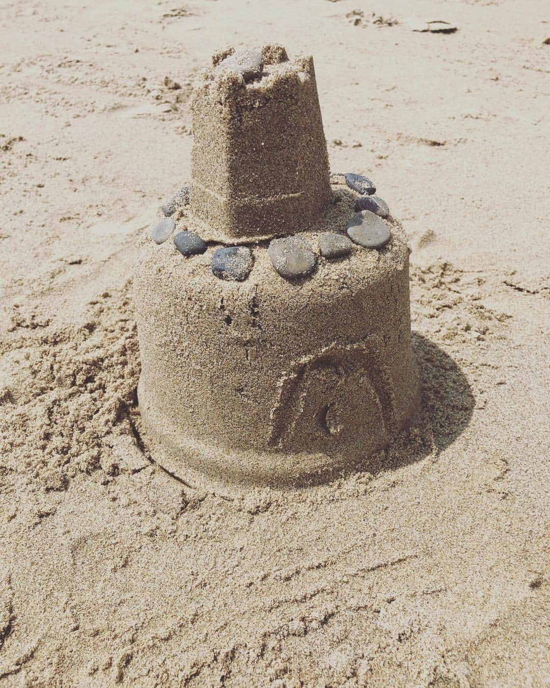 百々千晴さんのインスタグラム写真 - (百々千晴Instagram)「砂で遊ばせると 勘のいい子になる気がする。 気がするだけだけど。  手で触って脳まで届け！  #GW」5月3日 12時12分 - dodo_chiharu