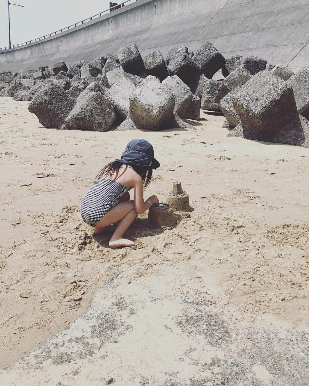 百々千晴さんのインスタグラム写真 - (百々千晴Instagram)「砂で遊ばせると 勘のいい子になる気がする。 気がするだけだけど。  手で触って脳まで届け！  #GW」5月3日 12時12分 - dodo_chiharu