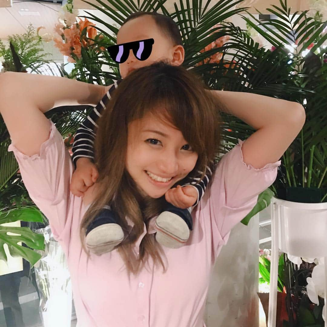 葵ゆりかさんのインスタグラム写真 - (葵ゆりかInstagram)「11キロ👶 筋トレ筋トレ🏋️‍♀️💦笑  #baby #👶 #スクワット #筋トレ #赤ちゃん #1歳 #重い #肩車 #腰にくる #ママ」5月3日 12時12分 - yuriyuricchi