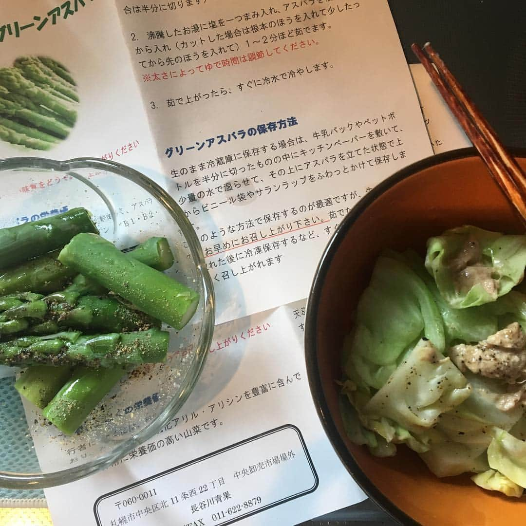 椿鬼奴さんのインスタグラム写真 - (椿鬼奴Instagram)「美味しいアスパラをいただいたので茹でてエゴマ油と塩と胡椒で食べました！キャベツも茹でてシーチキンマヨネーズをかけて食べたよ！台所で茹でてすぐ立ち食いできるのが主人がいぬ間の醍醐味だよ！」5月3日 12時04分 - tsubakioniyakko