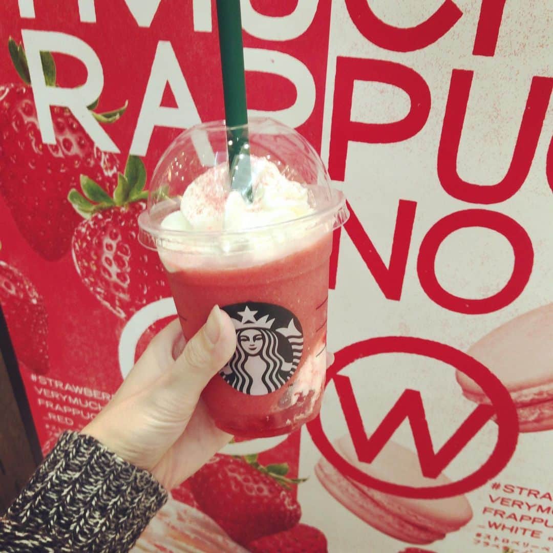 加藤千恵のインスタグラム：「本日のスタバ。赤飲めた！ （実は飲みかけ。ごめんなさい）紅白制覇。赤のほうが好みだった。いつまでなんだろ。」