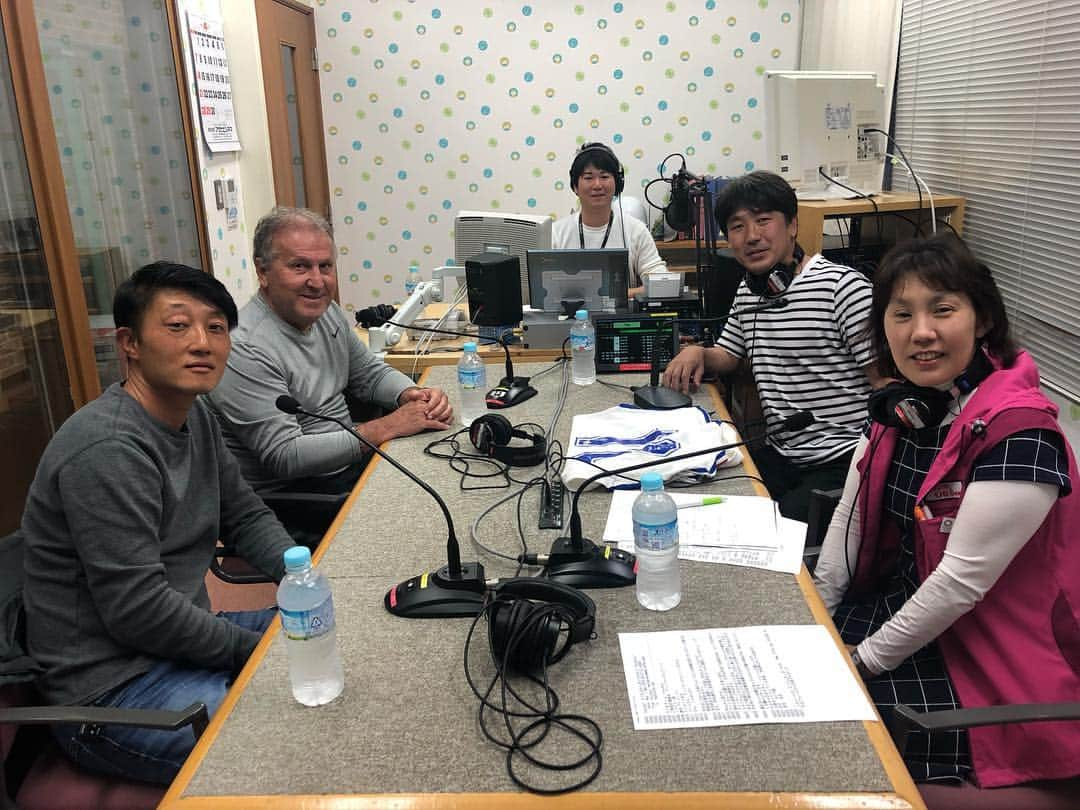 ジーコさんのインスタグラム写真 - (ジーコInstagram)「No dia 1 de maio foi o inicio da nova Era do Japao, REIWA , e fui na Radio FM Kashima para um papo muito legal com os fans.Comigo meu interprete Landow, Akazawa,  que no tempo de Sumitomo Metals FC, era o lateral direito do nosso time,e os radialistas, Misa Mizui e Yoshinori Ishitsu.」5月3日 12時08分 - zico