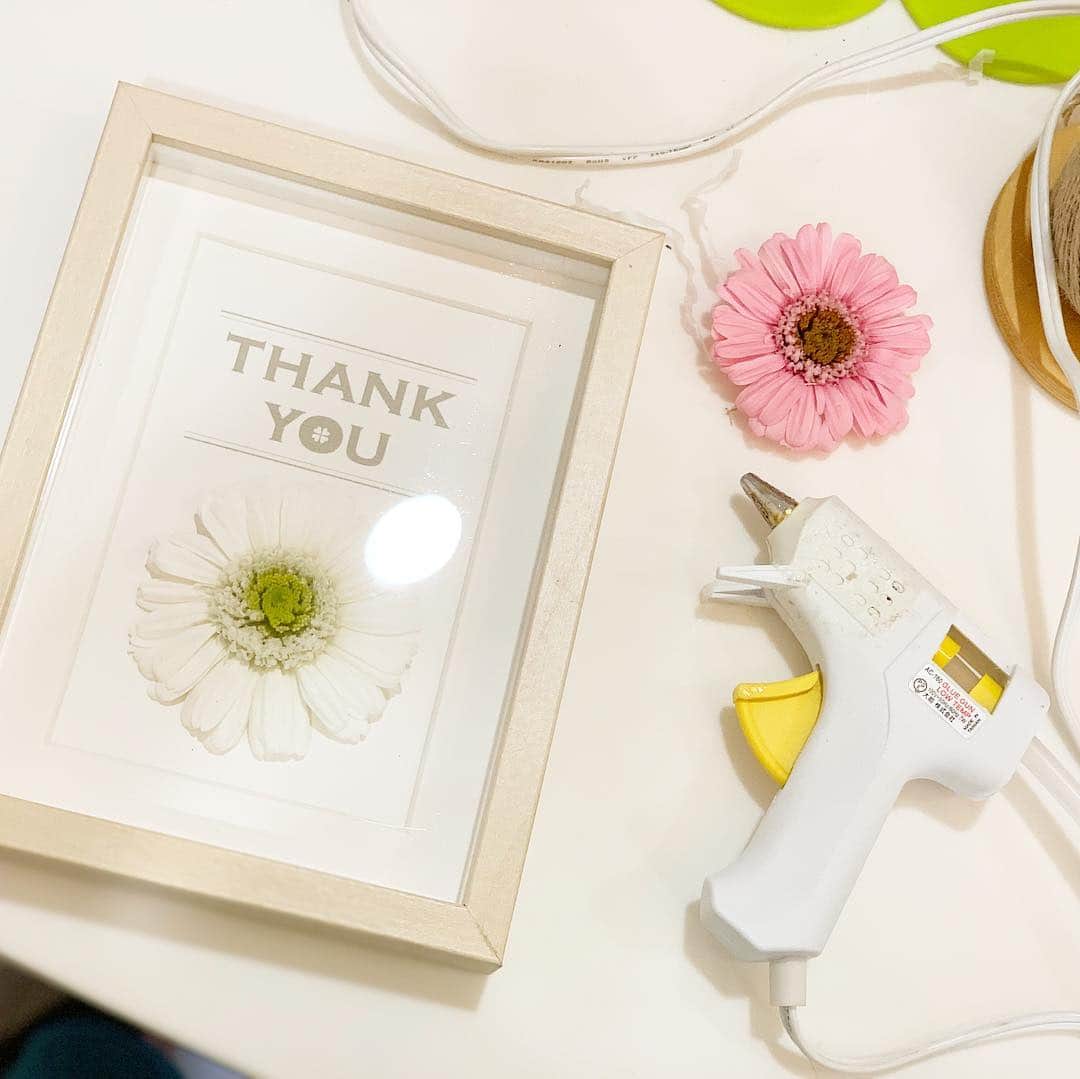 川田御早希さんのインスタグラム写真 - (川田御早希Instagram)「母の日も近いのでthank youカードとプリザーブドフラワーで作ったのですが 自分が気に入っちゃいました（汗）  #もうすぐ母の日  #thankyouカード #引き寄せ #上機嫌 #いい気分 #今幸せでいよう #今を楽しむ #感謝」5月3日 12時09分 - misaki_kawada