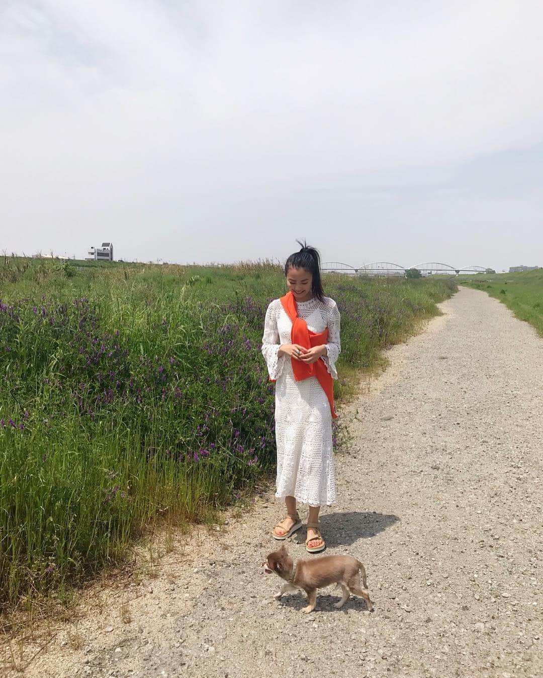 矢野未希子さんのインスタグラム写真 - (矢野未希子Instagram)「いい天気すぎ〜🌈 妹とグレムの散歩✨ 幸せ〜🍀 初めて @tevajapan の Midform Universalをワードローブに投入✨ ベージュは肌に馴染むから可愛いっ✨  1時間くらい川沿い歩きました🌳  気持ちいい汗かけた〜🌈 #Teva」5月3日 12時09分 - mikko1104