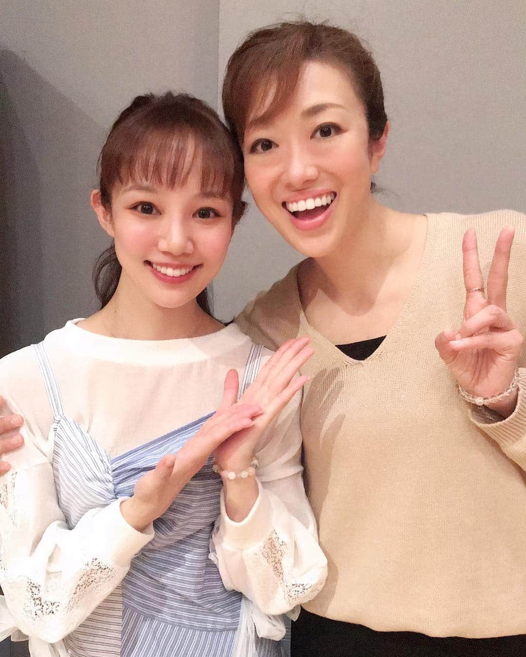 咲妃みゆのインスタグラム：「「Ｉlove  musical 」のお稽古にて🎤✨ みちこさんこと#北翔海莉 さんと…💕 . これまでの様々な瞬間に、私は幾度となくこのお方に助けて頂き、前進するための道しるべを頂いてきました。 . 歌劇団を卒業し、こうして再び同じステージに立たせて頂ける事を有り難く思います😌🍀 . みちこさんの素晴らしい歌声を、皆様も是非会場で…❤️ . #北翔海莉 さん⭐️ #尊敬する方 ！！！ #ilovemusical #令和元年 #最初のステージ 🎤✨」