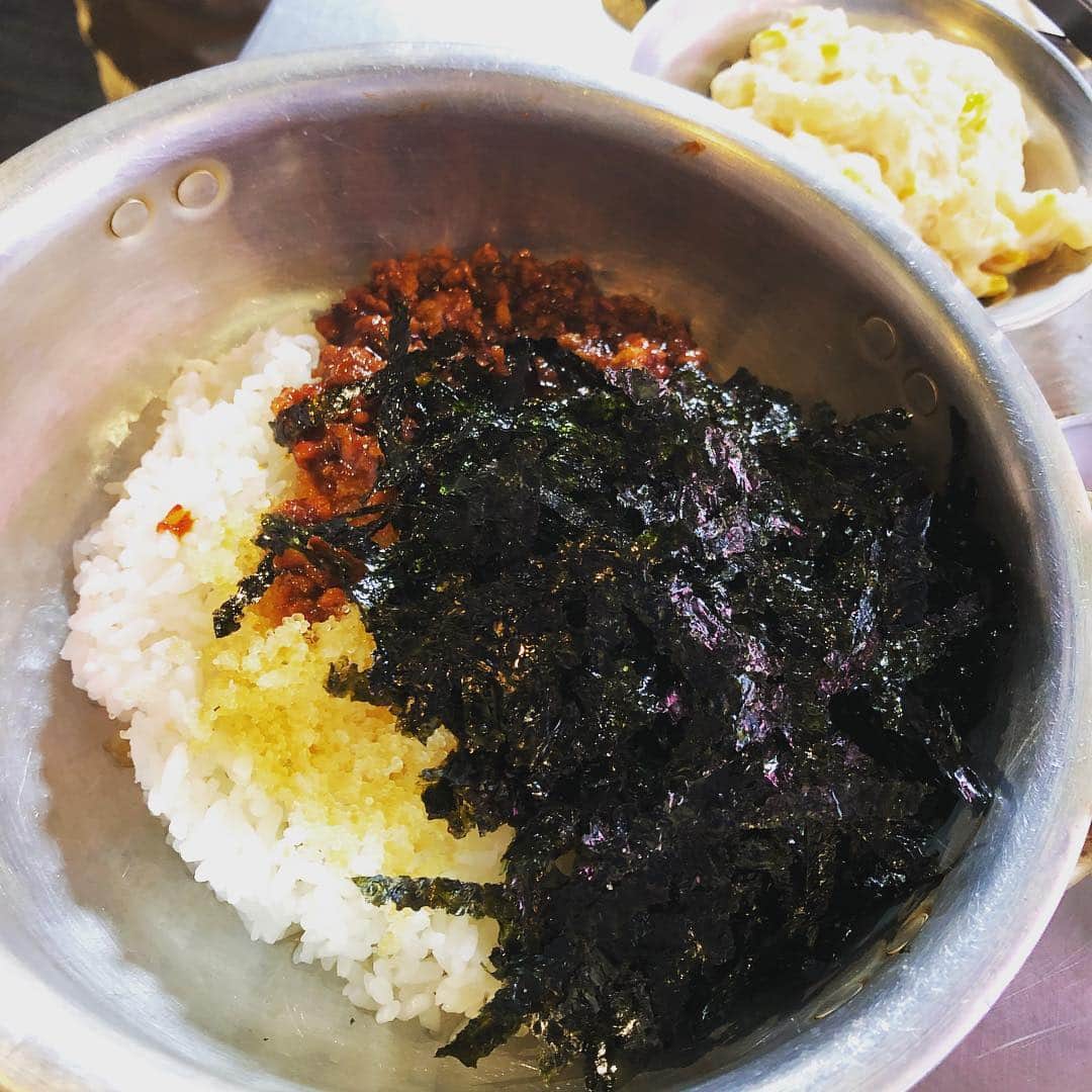 千秋さんのインスタグラム写真 - (千秋Instagram)「韓国で最初に食べたもの。 ここは特に、2枚目の混ぜごはんみたいなやつが美味しかったです。ビニール手袋をして自分で混ぜるのとかはびっくりしたけど、異国の文化で面白かった。本当に小さい一口サイズのおにぎりを自分で作って食べるんだって！奥には辛くないバージョンも。 このごはんは、お米、コチジャン、とびっこ、海苔、キムチみたいなやつ？、小さく軟骨？が入ってて混ぜるだけ。日本でもアレンジ出来そう。 #チョッカルビ #ポックンパ ？ #ノンストップ #韓国旅行  #千秋旅日記 ←わたしの旅記録、おススメタグ🏷」5月3日 12時22分 - chiaki77777