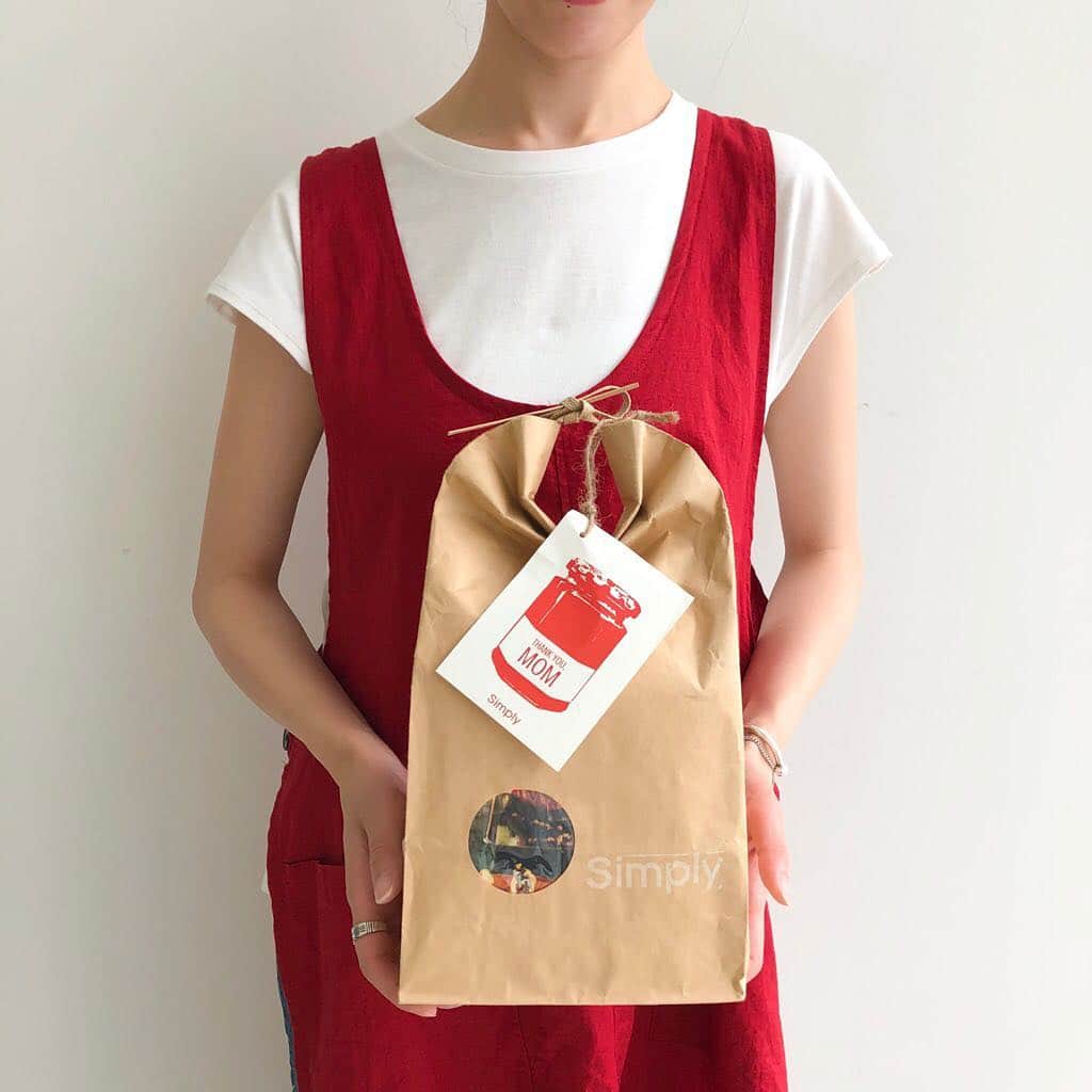 のインスタグラム：「.・.母の日にエプロンのプレゼントを.・. ・ 母の日が近づいてきましたが、 プレゼントはもうお決まりですか？ ラシック店はコットンリネンスモックエプロンをオススメ致します。  被ってボタンを止めるだけの着脱簡単なスモックエプロン。コットンリネン素材でさらっとしていて、気持ちが良いです。  ぜひ名古屋ラシックでご覧下さい。 御来店お待ちしております。  コットンリネンスモックエプロン 7,400＋税 Col:レッド、ネイビー 商品コード:SY9S8403  @simplycoltd  #麻#linen#リネン #コットンリネン#リネンスモック#スモック #スモックエプロン #simplycoltd #simply #シンプリー #apron #エプロン #お出かけエプロン #workwear #ワークウエア #キッチン雑貨 #ボーイな女 #大人カジュアル #母の日 #母の日ギフト #プレゼント #母の日ラッピング #THANKYOUMOM」