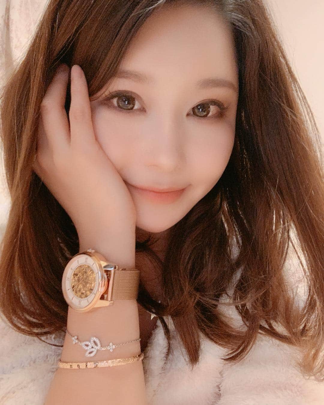 のインスタグラム：「LOBOR @loborjapan のウォッチ♡ スケルトンの部分が可愛すぎてお洒落です。 loberはメンズからレディース、カジュアルからパーティー用など色んなデザインがありますが、 大きめフェイスにゴールドのゴージャスなメカニックなデザインを選びました！ ちょっとスチームパンクっぽくもあってたまらんです。 ベルトの部分は簡単に取り外せて別のベルトをコーディネート出来ます。 自動巻なので電池が必要ないところもポイント🌟 . クーポンコード［himeringo908］で10%offで買えますよ☺ . . . #ロバー #時計 #腕時計 #lober #手元倶楽部 #steampunk #スチームパンク」