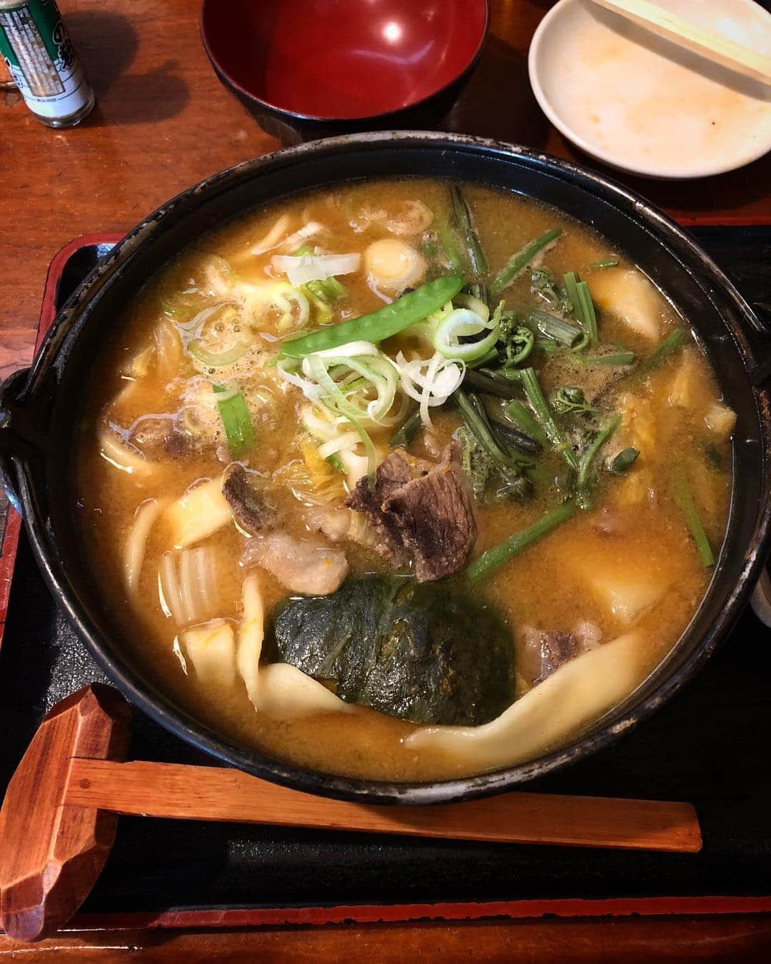 尾崎愛さんのインスタグラム写真 - (尾崎愛Instagram)「猪肉のほうとう！カボチャやジャガイモ、里芋ゴロゴロでかなり満腹😅そしてほうとうピザ🍕笑 #山梨 #山梨県立美術館 #小作 #ほうとう #猪 #野菜 #美味しい #グルメ #ランチ #旅行 #観光 #japan #yamanashi #noodles #food #travel #trip #photooftheday」5月3日 12時31分 - aiozaki0422