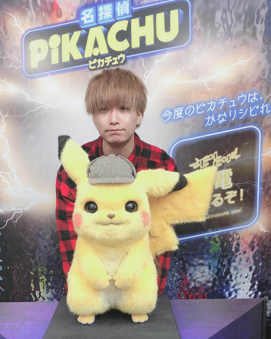 のインスタグラム：「.﻿ ⚡️🕵️‍♂️🎬﻿ ﻿ 今日5月3日から全国公開される﻿ 映画【名探偵ピカチュウ】⚡️⭕️﻿ @meitantei_pikachu ﻿ その映画の世界観のフォトブースが﻿ 全国各地でキャラバンしていて、﻿ 東京は六本木ヒルズ 大屋根広場にて﻿ 5/3（金）-5/5（日）まで開催中🎉﻿ ﻿ PACHIPACHIブースでは﻿ ヴァンデグラフ装置を使って﻿ 静電気体験ができたり、﻿ ピカチュウルームで﻿ 記念撮影ができたり、﻿ 映画に出てくるネオン街で﻿ 写真が撮れたりと﻿ 親子だけじゃなく﻿ カップルでも友達同士でも 楽しめます🥰💘﻿ ﻿ GWに是非行ってみてね〜！﻿ 1枚目の写真は ヴァンデグラフで 静電気を体験してるんだよ🕸 髪が少しふわぁ〜ってなってるの わかるかな？？🌡 ピカチュウルームの写真は あとで載せます⚡️ ﻿ #感電チュウ﻿ #名探偵ピカチュウ﻿ #PIKACHUKANDENSTUDIO﻿ #東京﻿ #PR」