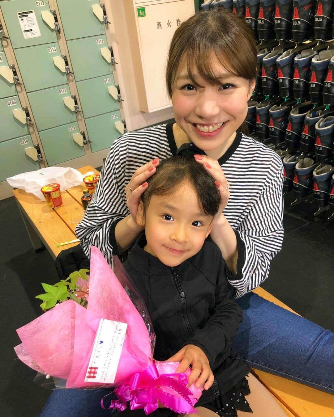 武田奈也さんのインスタグラム写真 - (武田奈也Instagram)「試合お疲れ様⛸❤️ お花もありがとう💐 感動して泣きそうだった🥰 かわいい生徒達の成長を一緒に過ごせて嬉しいと感じる今日この頃。笑🥰」5月3日 12時47分 - nana___takeda