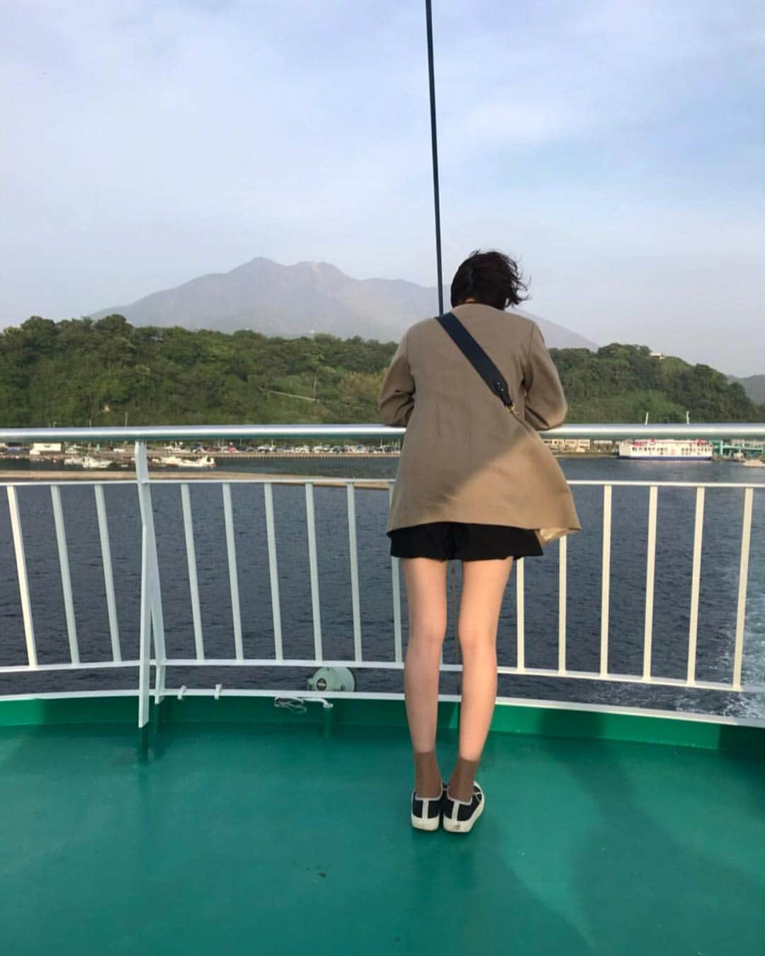 Kayumi Asukaのインスタグラム：「私の故郷である鹿児島へ 中学生ぶりの桜島は趣深かった🌋 . 西郷隆盛、長渕剛、芋焼酎、黒豚、 かすたどん大好き👏🏻 #鹿児島  #私の顔の濃さは鹿児島出身だからか #next屋久島」