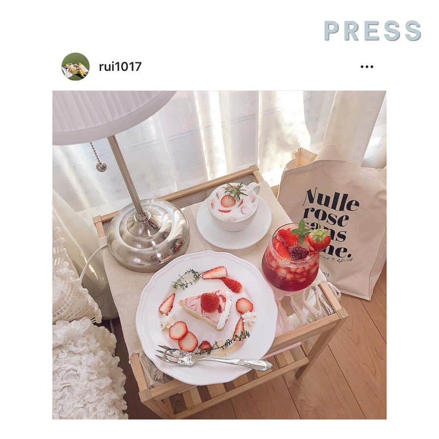 PRESSさんのインスタグラム写真 - (PRESSInstagram)「まだまだ楽しめる！いちごを﻿ おうちでアレンジする方法🍓﻿ ﻿ ☑︎ロールケーキとマグカップに﻿ いちごを飾り付けて、﻿ itonowa風に♡﻿ ﻿ itonowaは上野にあるフルーツが有名な﻿ 大人気カフェ。「スポット」で検索してみて♡﻿ ﻿ ﻿ ﻿ ☑︎スタバの期間限定メニュー﻿ #ストロベリーベリーマッチフラペチーノ﻿ に紅ほっぺを飾りつけて、ボンボンの完成！﻿ ﻿ ﻿ ﻿ ☑︎トーストにいちごをトッピングして﻿ 朝からハッピーな時間を☕︎﻿ ﻿ ﻿ みんなの、いちごアレンジを﻿ タグ付けで教えてね🍓﻿ ﻿ ﻿ —————————————————— ㅤ﻿﻿ ﻿﻿ お気に入りの写真に @pressblog #pressblog をㅤ﻿﻿ タグ🏷して投稿してください♡﻿﻿ PRESS公式アカウントでㅤ﻿﻿ あなたのアカウントをご紹介致します! ㅤ﻿﻿ ㅤ﻿﻿ ——————————————————﻿﻿ ﻿ ##いちご#いちごスイーツ#いちご好き#いちごパフェ #いちごアイス #いちご🍓 #スイーツ好き #スイーツ部 #スイーツ女子 #スイーツ巡り #スタバ #スタバカスタム #スイーツ女子 #いちごタルト #ソフトクリーム #東京カフェ #東京カフェ巡り #いちごビュッフェ #スイーツ大好き #pressblog」5月3日 12時42分 - press.inc