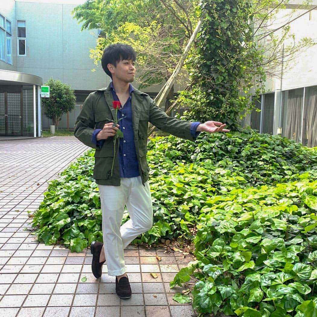 坪井遥司のインスタグラム：「気付いたらバラ持ってポージングしてた キショ  Today's outfit  Italian safari "Militare" #fashion #mensfashion #mensstyle #ootd #fatiguejacket #multipocket #safarijacket #usarmy #jungle #safari #giannetto #thesuitscompany #rose #勘違い野郎 #ごめんなさい #きしょい」