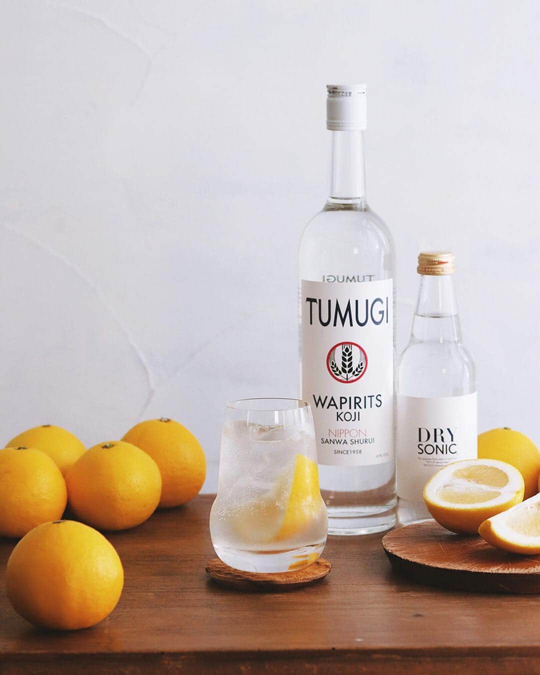 のインスタグラム：「Hyuganatsu KOJI SOUR . 休日で陽気が良いと さらに美味しさが増す ツムギの麹サワー！ . ５月は日向夏と ツムギを組み合わせた 爽やかな一杯です！ レシピはこちらから 👉@wapirits.tumugi . . ちなみに、 自由が丘のサクラバルさんでは、ＧＷ中はツムギを使った美味しい麹サワーが一杯３００円でいただけますよ！東急東横線や大井町線の沿線でお近くの方はぜひこの機会に〜！ 👉@sakurabarsince2011 . . #TUMUGI #wapiritsTUMUGI #wapirits #Kojisour #Hyuganatsu #宮崎県産日向夏 #日向夏 #麹 #三和酒類 #ミクソロジー #スピリッツ #和ピリッツ #カクテル #大分県 #宇佐 #Mixologyart #madeinjapan #mixology #cocktail #mixologyst #madeincocktails #craftcocktails #自由が丘 #東横線 #大井町線 #サクラバル」