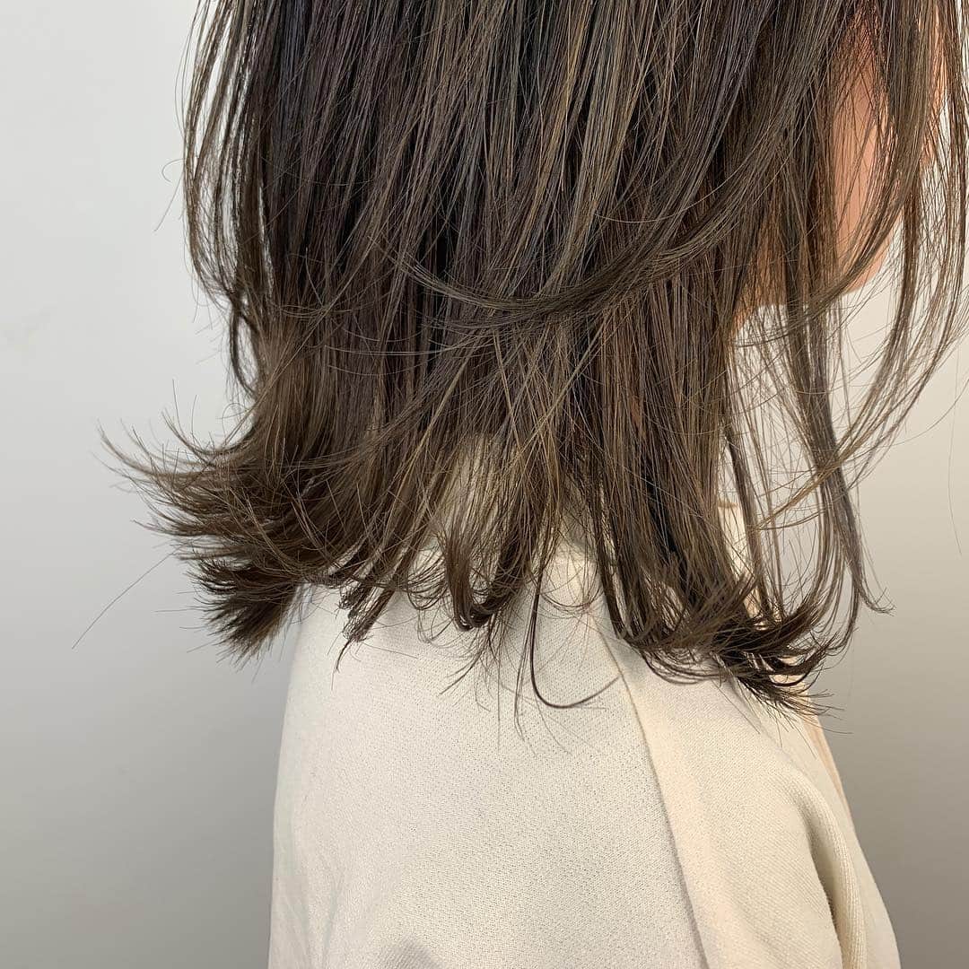 鮫島邦明のインスタグラム：「レイヤースタイル多くなってます^_^ #ハイライト #アッシュカラー #梅田美容室 #梅田美容院 #ヘア#梅田ヘアスタイル #髪型 #ヘアセット #ヘアメイク #キラ水 #グラデーション #ホリスティックカラー #ヘアアレンジ #アレンジ #パーティー #ポニーテール #クルリンパ#gu #snidel #梅田美容師 #モデル #サロンモデル #サロモ #ヘアカタ #ny#nyc #aujua --------------------------------------. 梅田と東京出店を計画中 スタッフ募集中メッセージくださいね★ AVANCE.CROSStuin梅田茶屋町 TEL06-6377-7211 AVANCE.CROSSmel c西梅田 TEL06-6348-2050 gif.hair TEL06-6377-7277 AVANCE.京橋 TEL06-6356-1555」