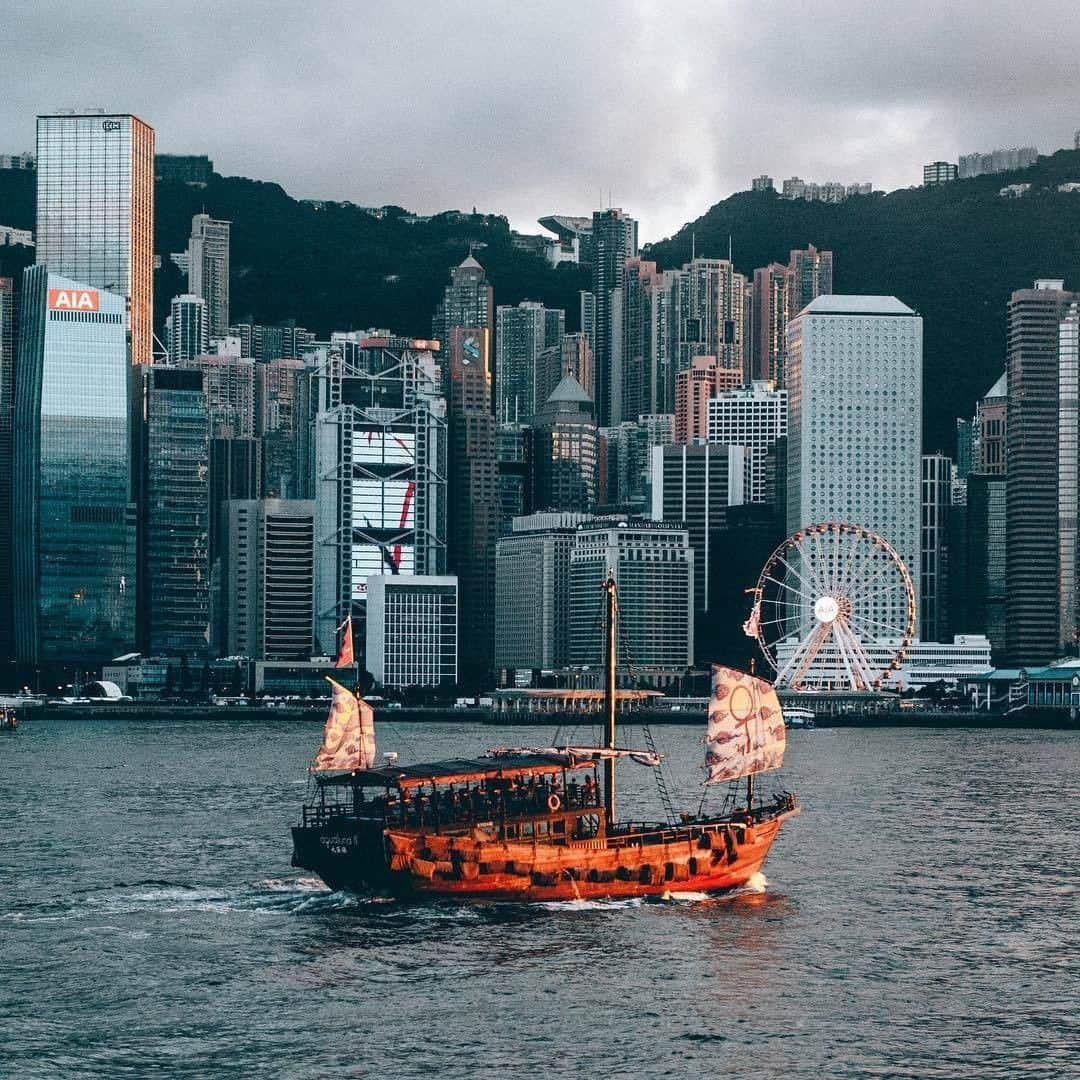 Discover Hong Kongさんのインスタグラム写真 - (Discover Hong KongInstagram)「Stroll along the city’s waterfront for a view like this. 漫步維港海濱，細賞都會繁華美景！ 香港のウォーターフロントを歩くとこんな景色が見られます。 📷: @dauzuki #DiscoverHongKong #repost」5月3日 13時01分 - discoverhongkong