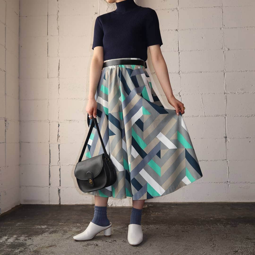 吉祥寺 古着屋 Orfeoのインスタグラム：「Geometrical Pattern Vintage Skirt  #orfeo #kichijoji #tokyo #vintage #used #fashion #coordinate #outfits  掲載商品のお問い合わせはメールにて承っております。コメント、DMでのお問い合わせは受け付けておりませんのでご了承ください。」
