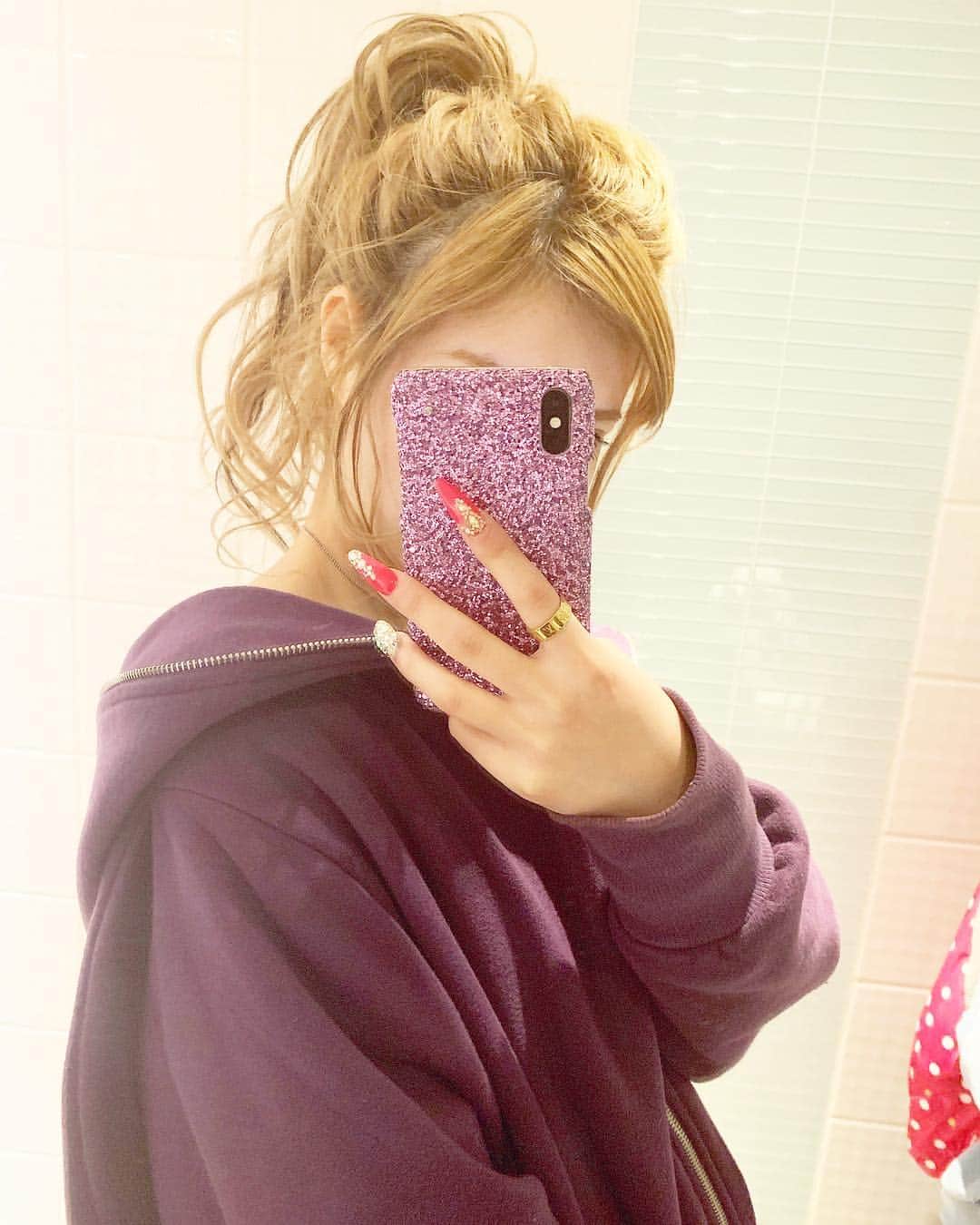 アンジェリカのインスタグラム：「おはよう🧜‍♀️ 今日はみんな何するの～？？ 教えて💜 . #ファッション  #instalike  #instagood  #ポニーテール #ヘアアレンジ #エクステ #ゴールデンウィーク #おはよう #今日のコーデ #キラキラ #iphoneケース #自撮り #instafashion #ネイル」